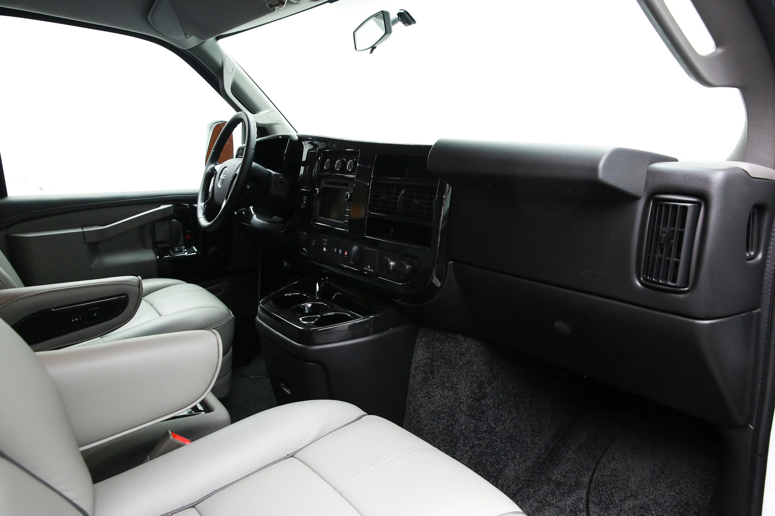 ROBERT_BASSAM_GMC_SAVANA_EXPLORER_VAN_WHITE (29).jpg