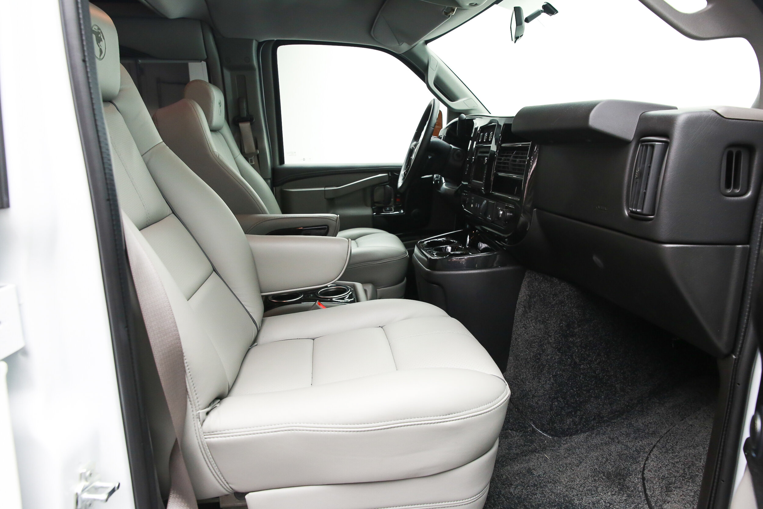 ROBERT_BASSAM_GMC_SAVANA_EXPLORER_VAN_WHITE (30).jpg