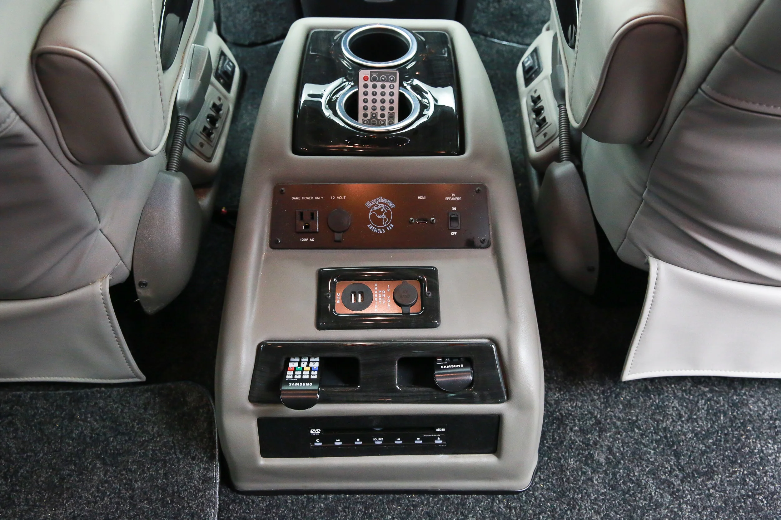 ROBERT_BASSAM_GMC_SAVANA_EXPLORER_VAN_WHITE (32).jpg