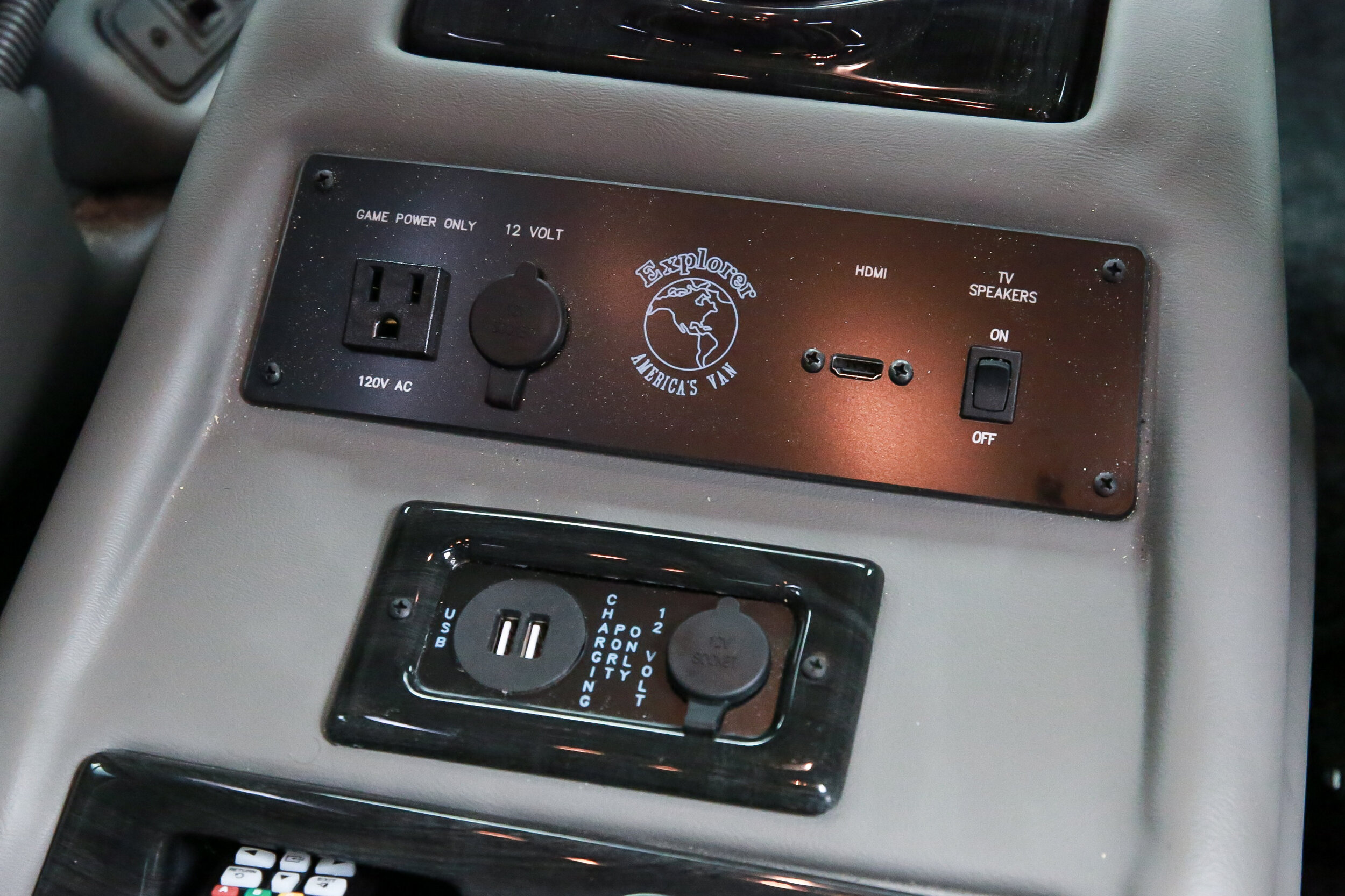 ROBERT_BASSAM_GMC_SAVANA_EXPLORER_VAN_WHITE (34).jpg