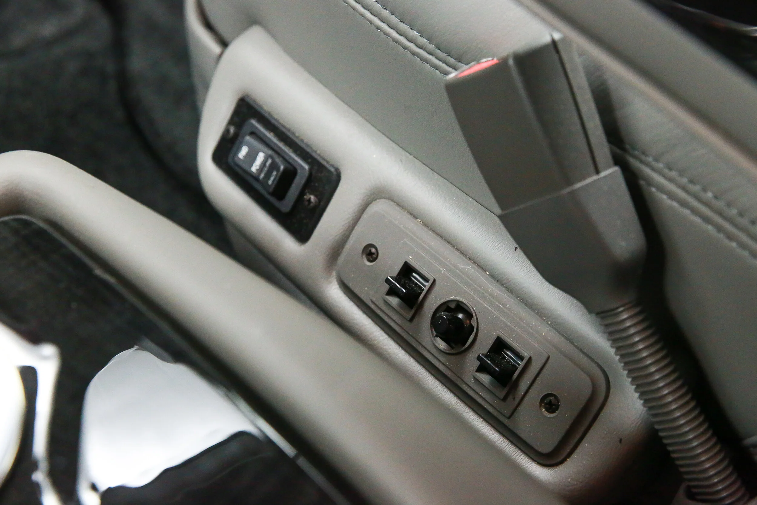 ROBERT_BASSAM_GMC_SAVANA_EXPLORER_VAN_WHITE (36).jpg