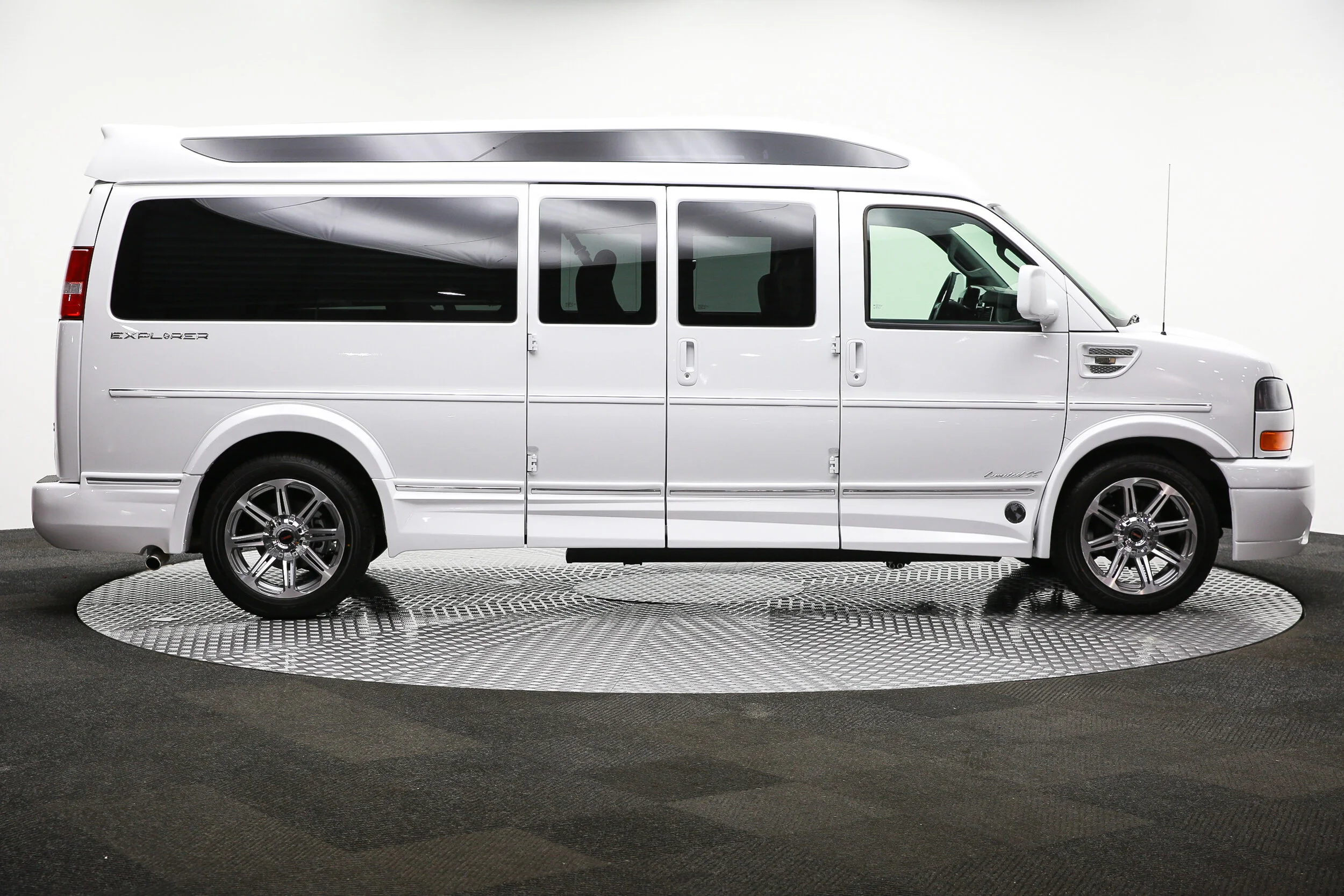 ROBERT_BASSAM_GMC_SAVANA_EXPLORER_VAN_WHITE (40).jpg
