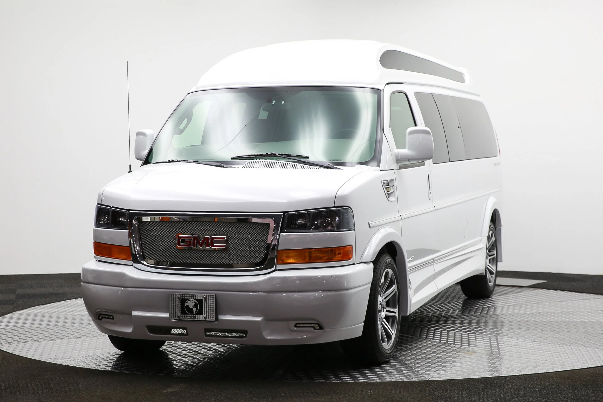 ROBERT_BASSAM_GMC_SAVANA_EXPLORER_VAN_WHITE (43).jpg