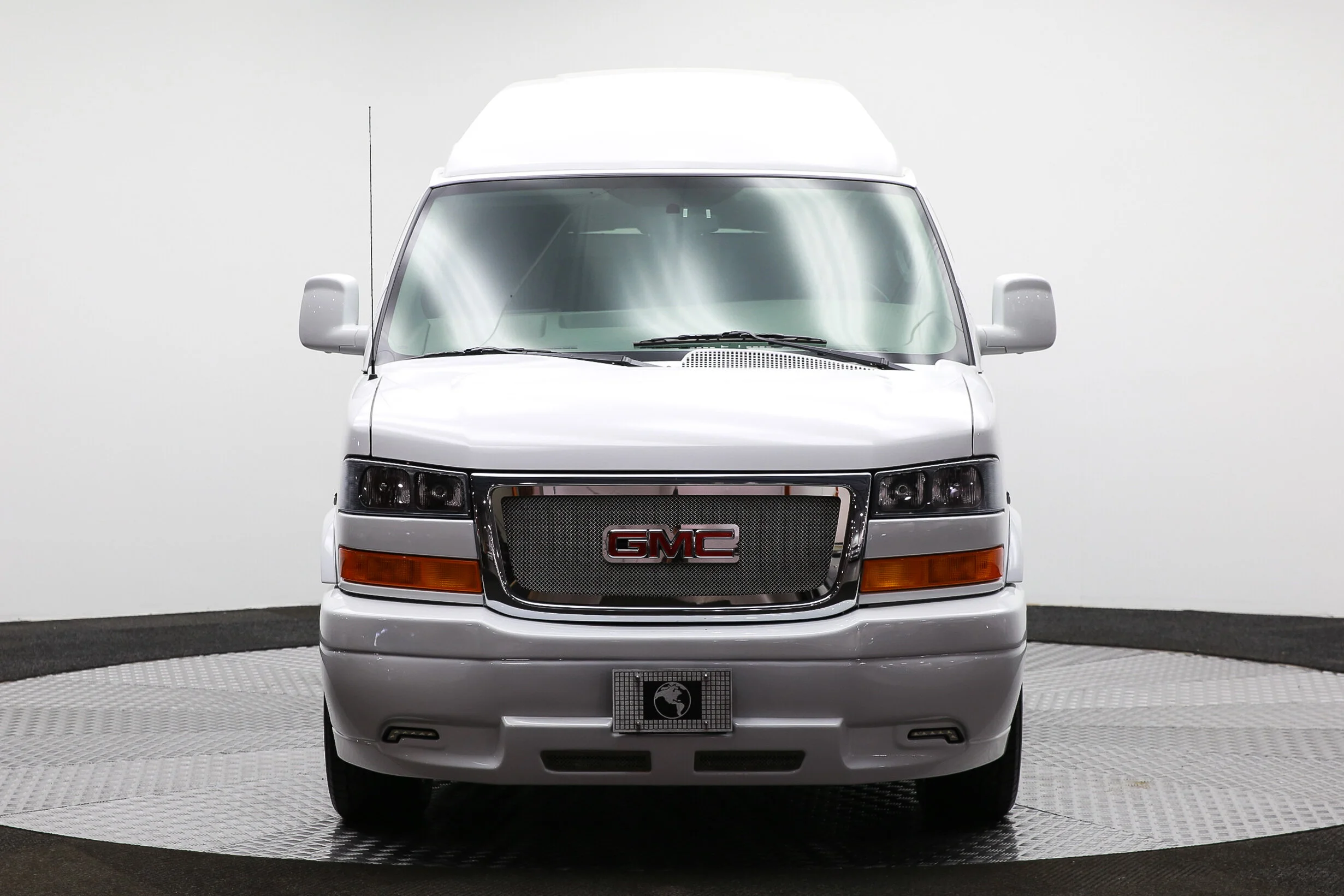ROBERT_BASSAM_GMC_SAVANA_EXPLORER_VAN_WHITE (44).jpg