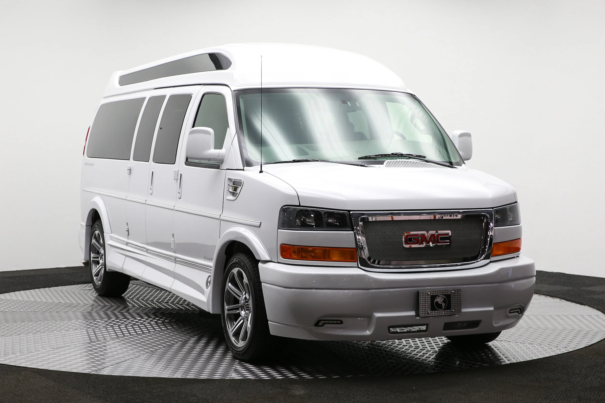 ROBERT_BASSAM_GMC_SAVANA_EXPLORER_VAN_WHITE (45).jpg
