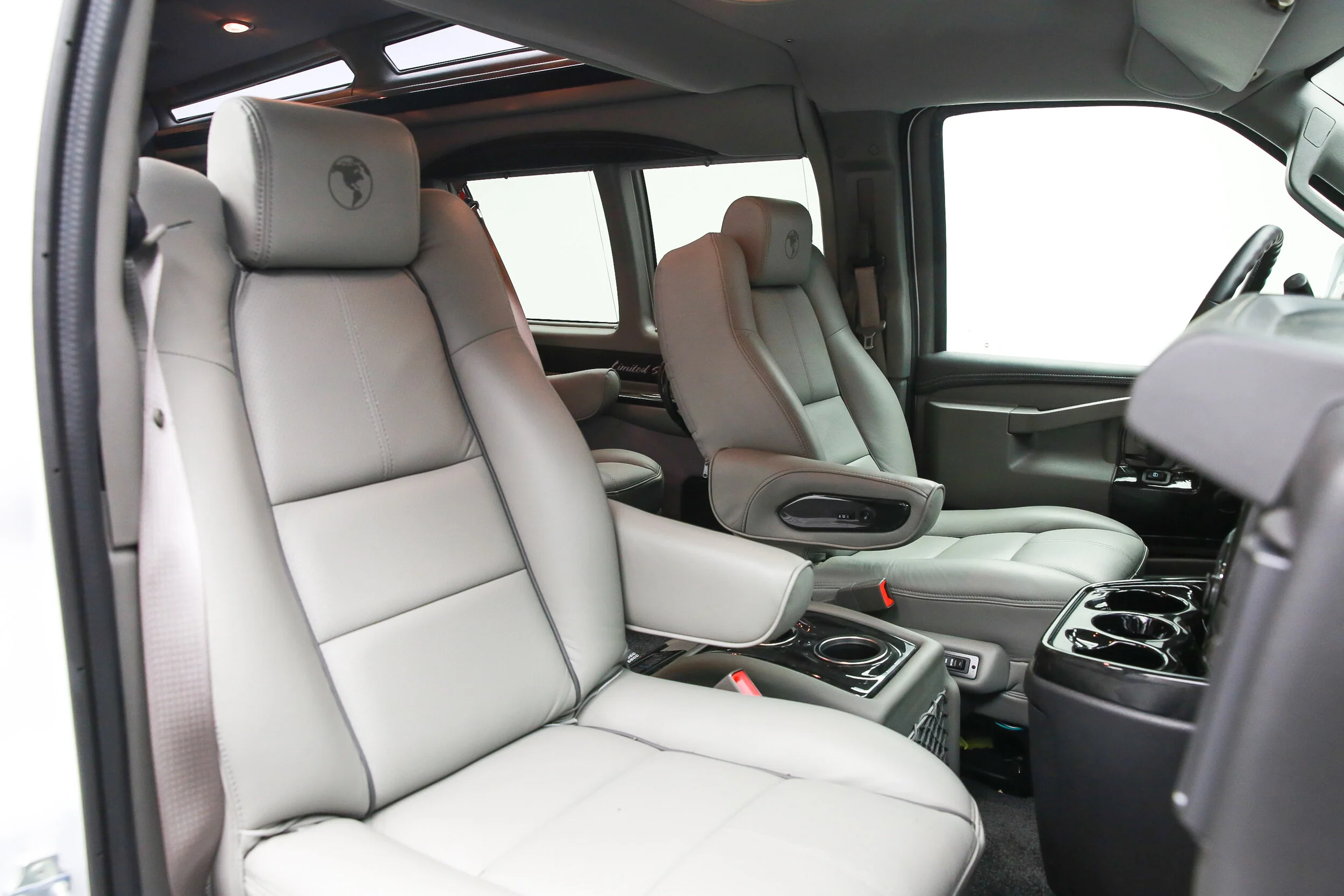 ROBERT_BASSAM_GMC_SAVANA_EXPLORER_VAN_WHITE (46).jpg