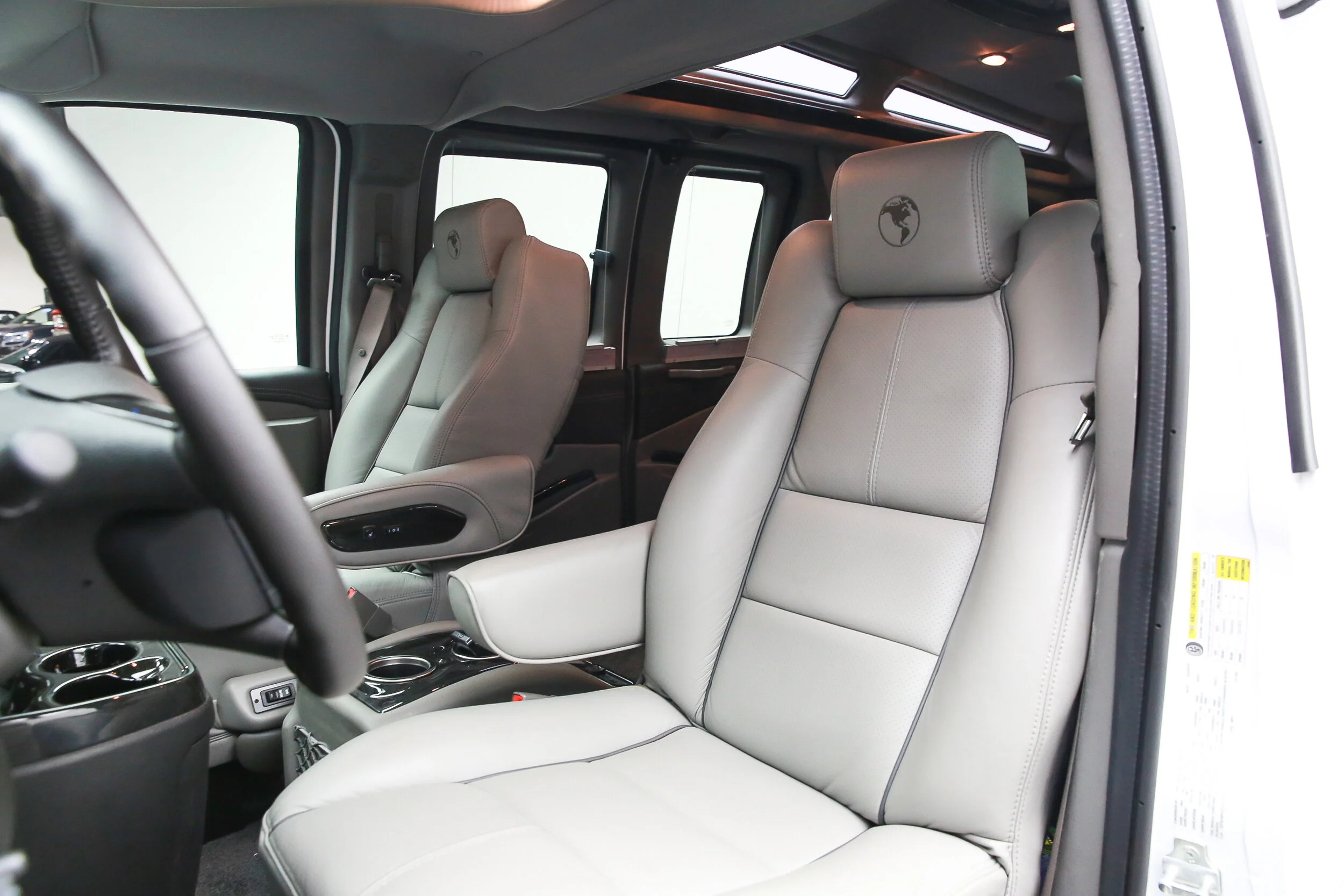 ROBERT_BASSAM_GMC_SAVANA_EXPLORER_VAN_WHITE (48).jpg