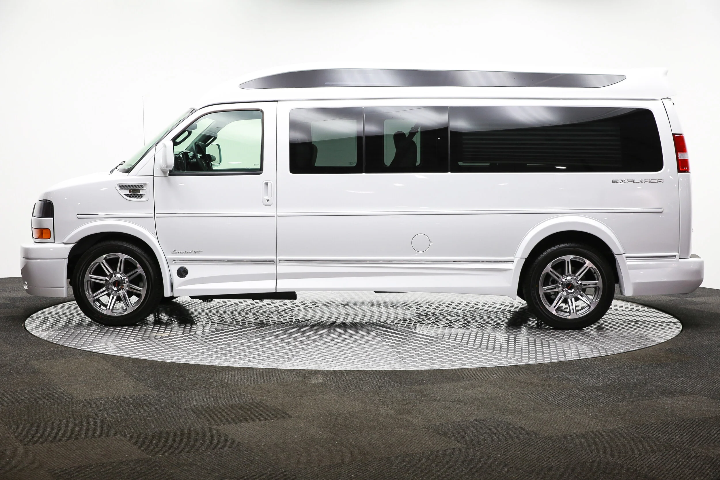 ROBERT_BASSAM_GMC_SAVANA_EXPLORER_VAN_WHITE (49).jpg