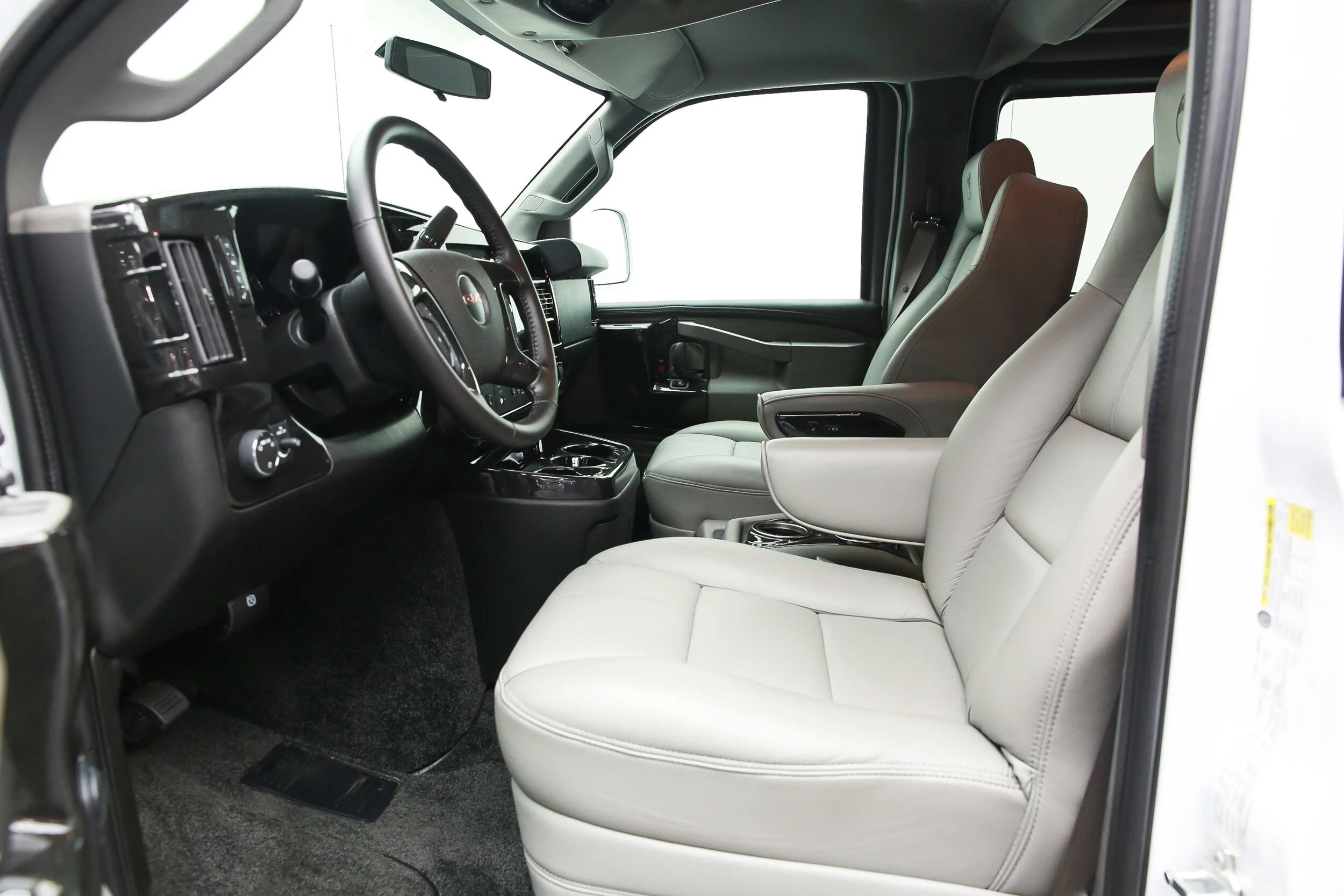 ROBERT_BASSAM_GMC_SAVANA_EXPLORER_VAN_WHITE (50).jpg