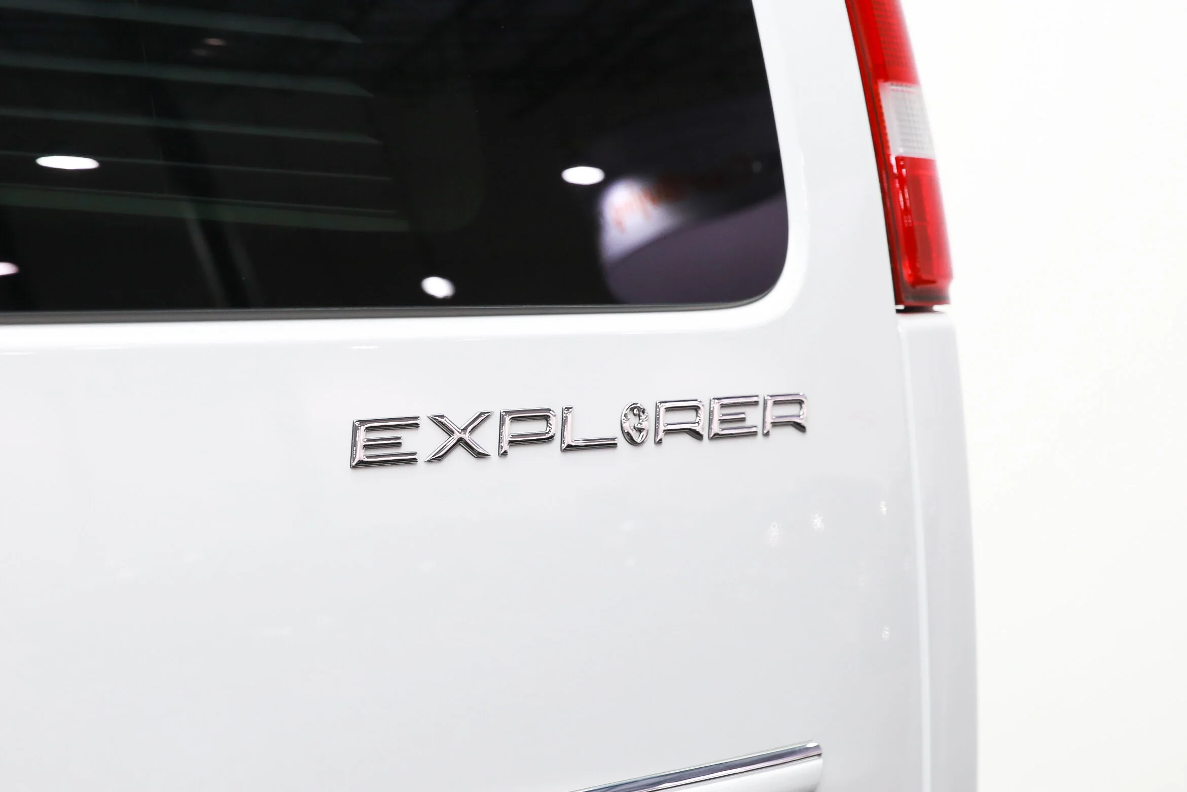 ROBERT_BASSAM_GMC_SAVANA_EXPLORER_VAN_WHITE (54).jpg