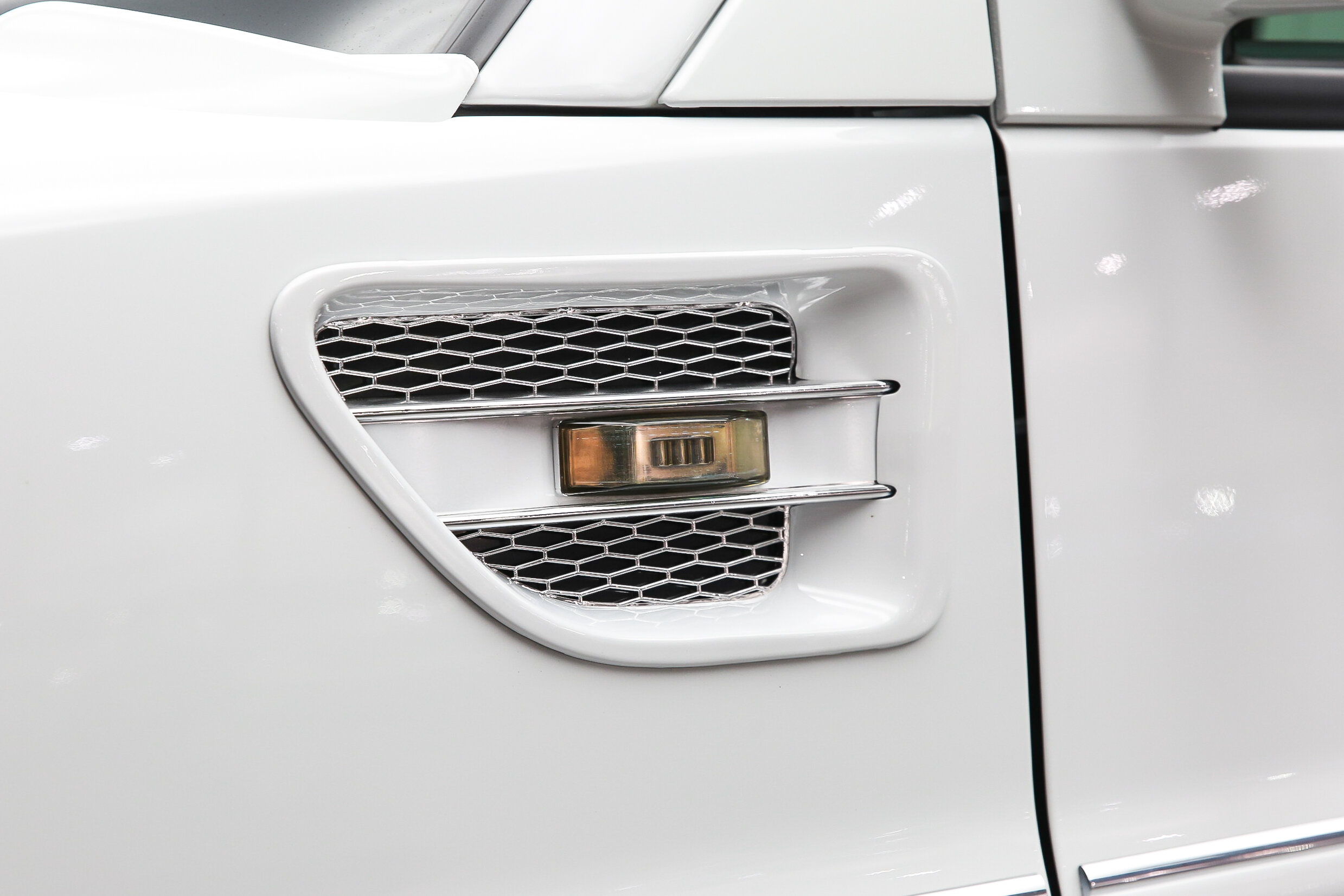 ROBERT_BASSAM_GMC_SAVANA_EXPLORER_VAN_WHITE (55).jpg