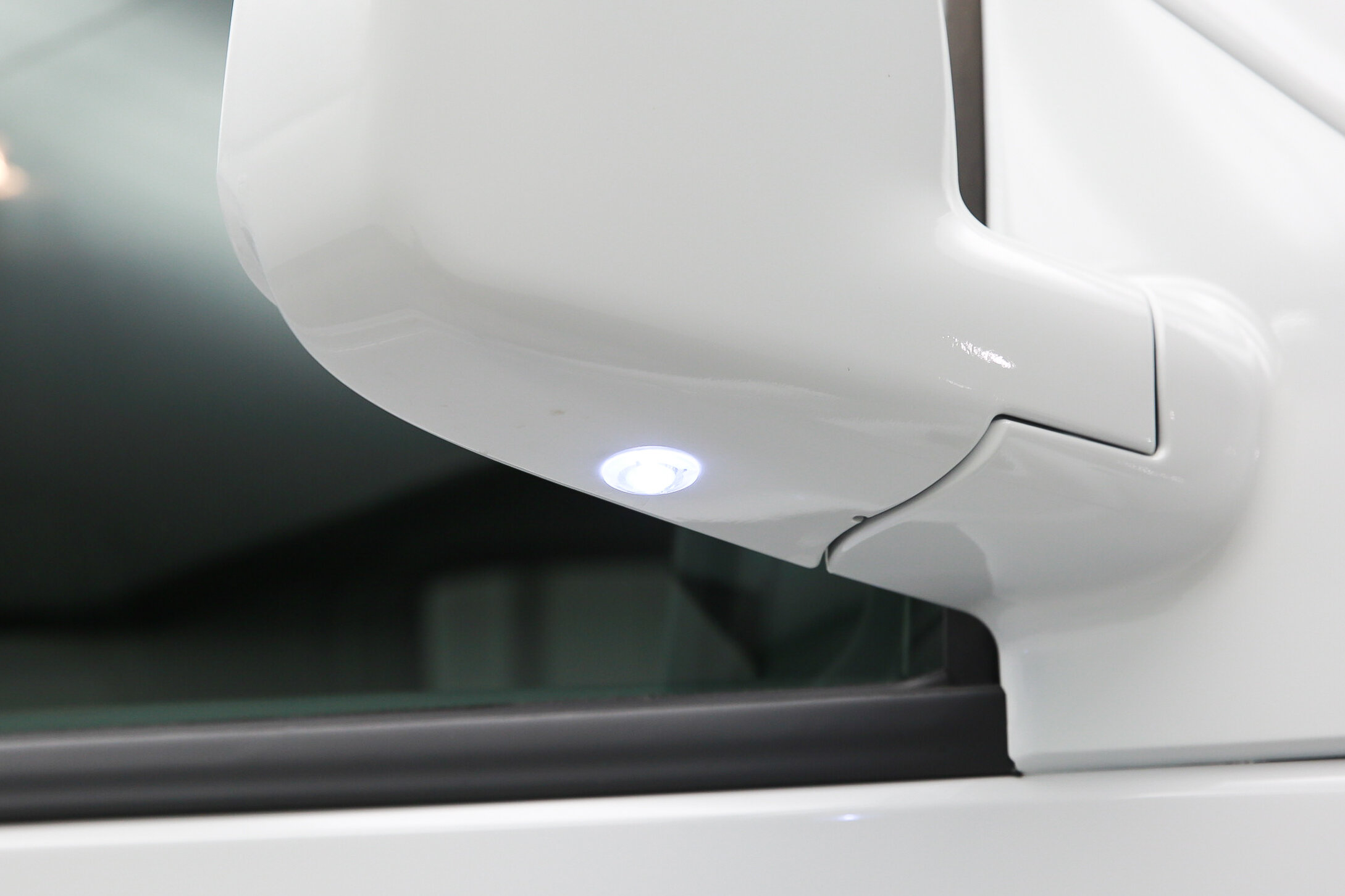 ROBERT_BASSAM_GMC_SAVANA_EXPLORER_VAN_WHITE (59).jpg