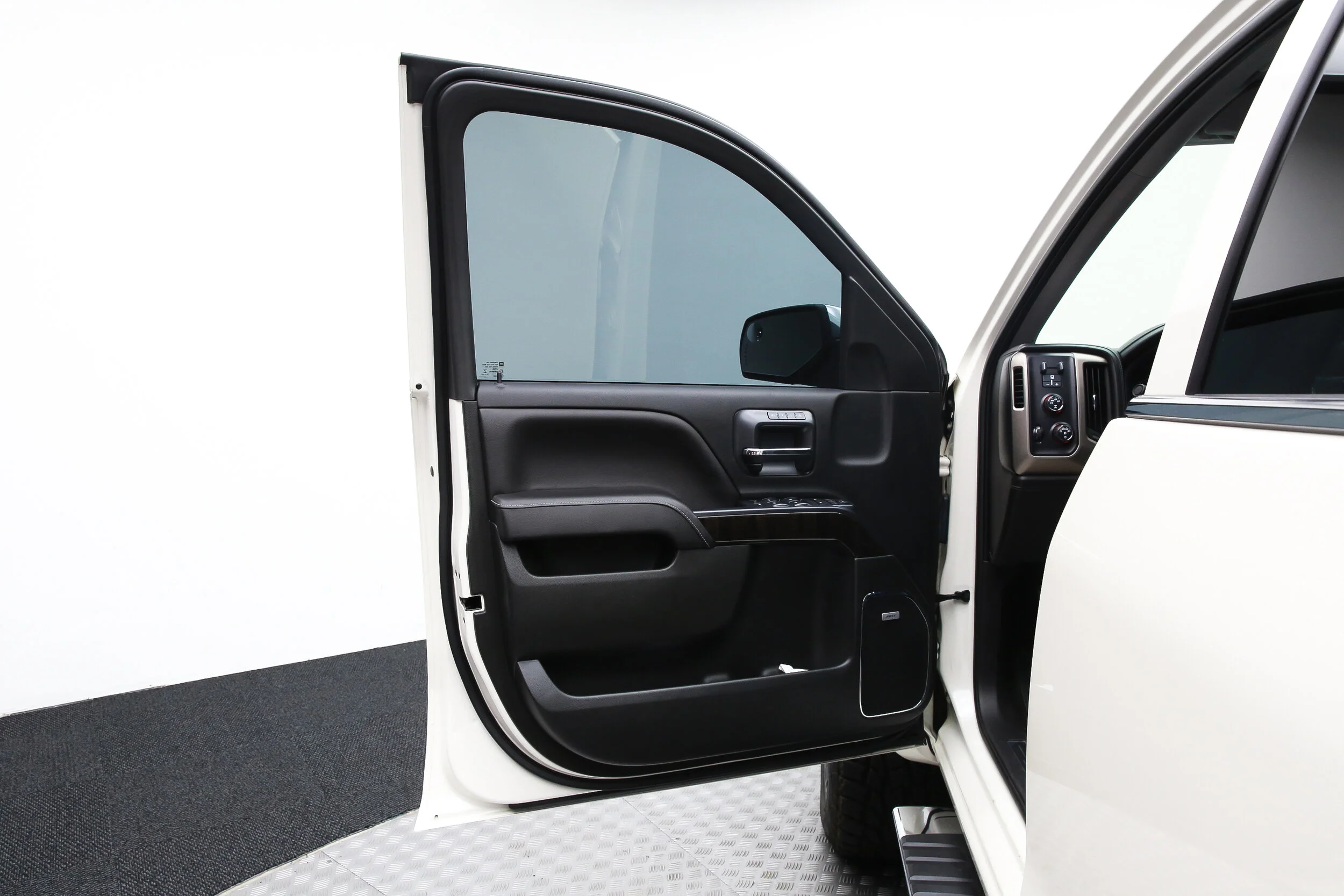 ROBERT_BASSAM_GMC_SIERRA_DENALI_2015_WHITE (4).jpg