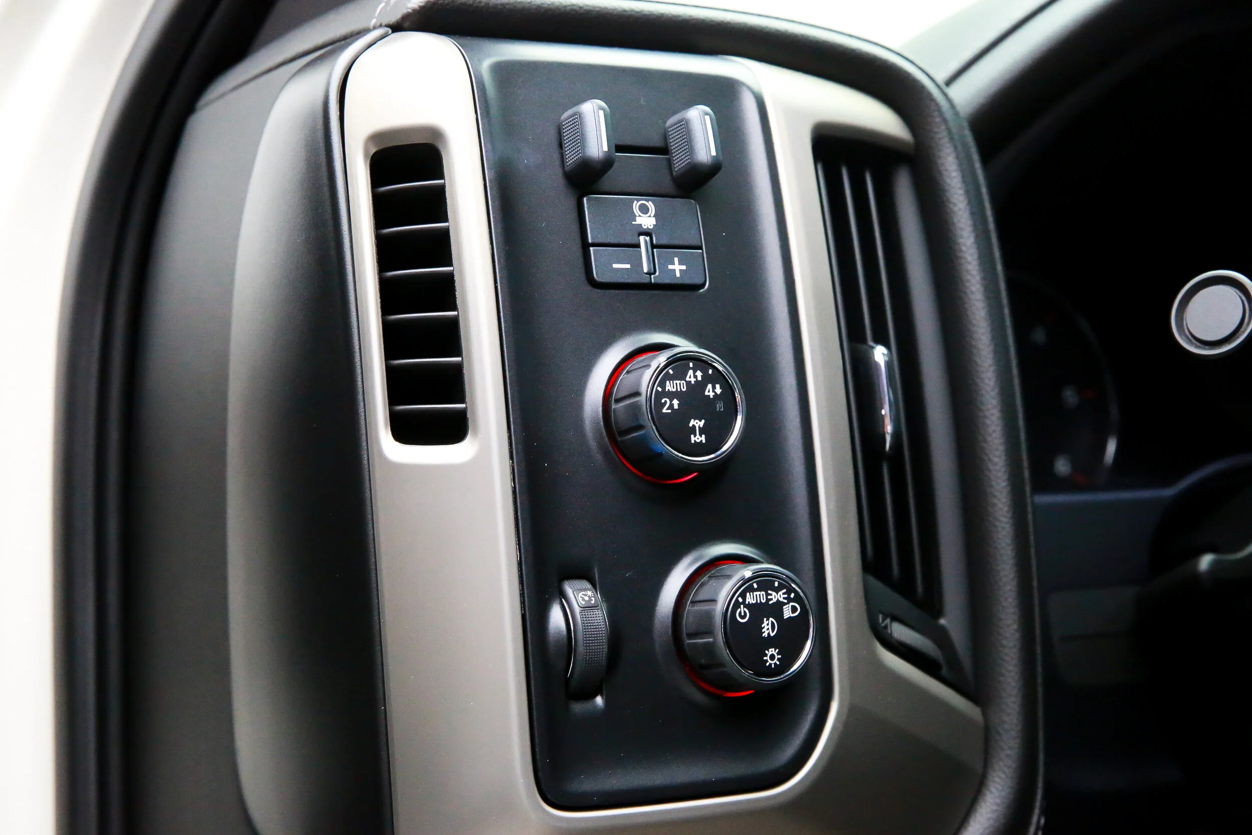 ROBERT_BASSAM_GMC_SIERRA_DENALI_2015_WHITE (7).jpg