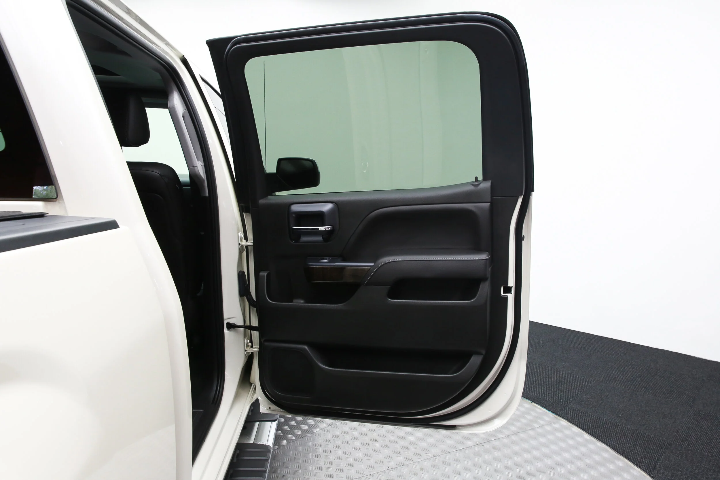 ROBERT_BASSAM_GMC_SIERRA_DENALI_2015_WHITE (28).jpg