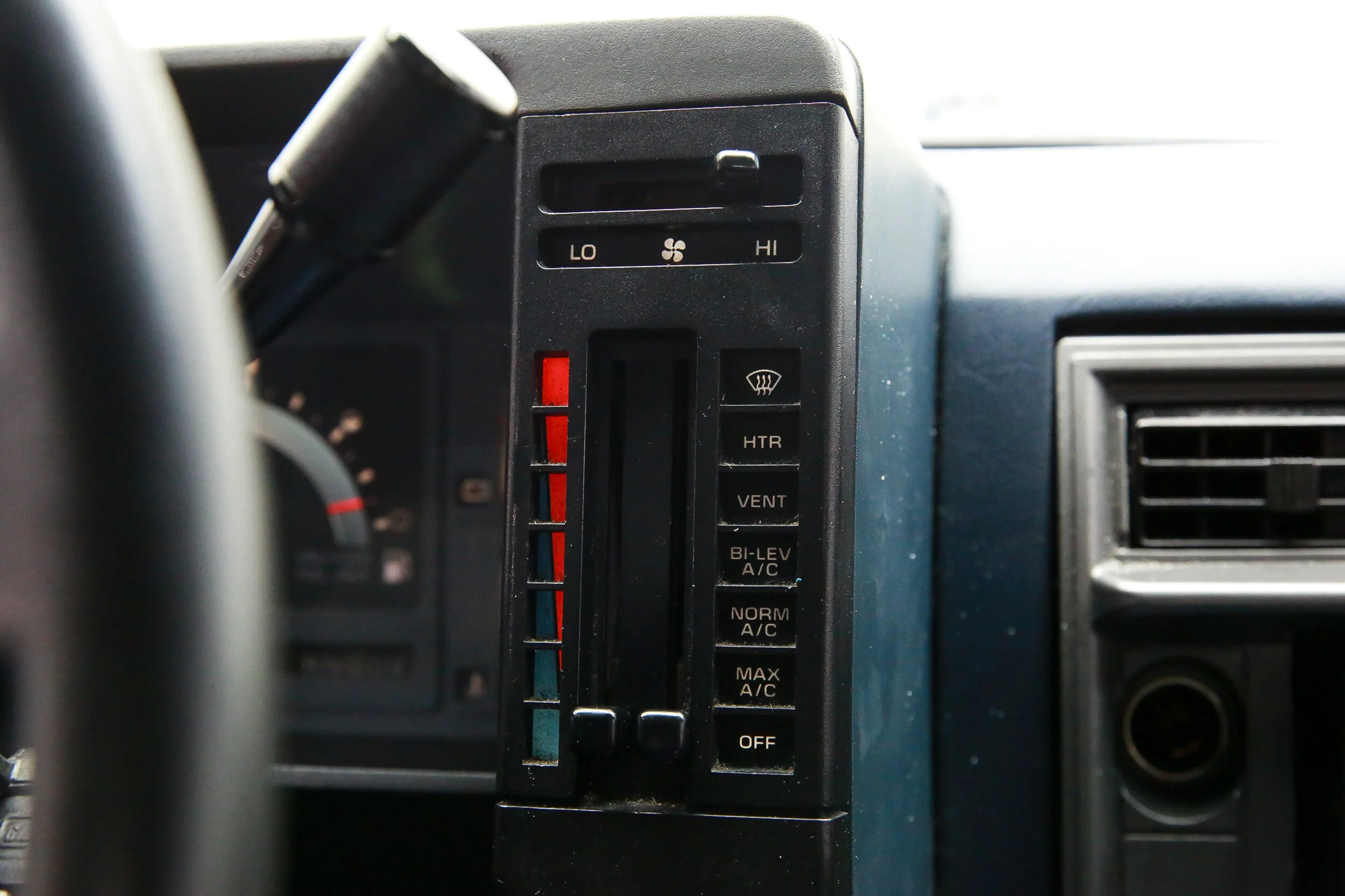 ROBERT_BASSAM_GMC_SONOMA_PICKUP_BLUE (14).jpg