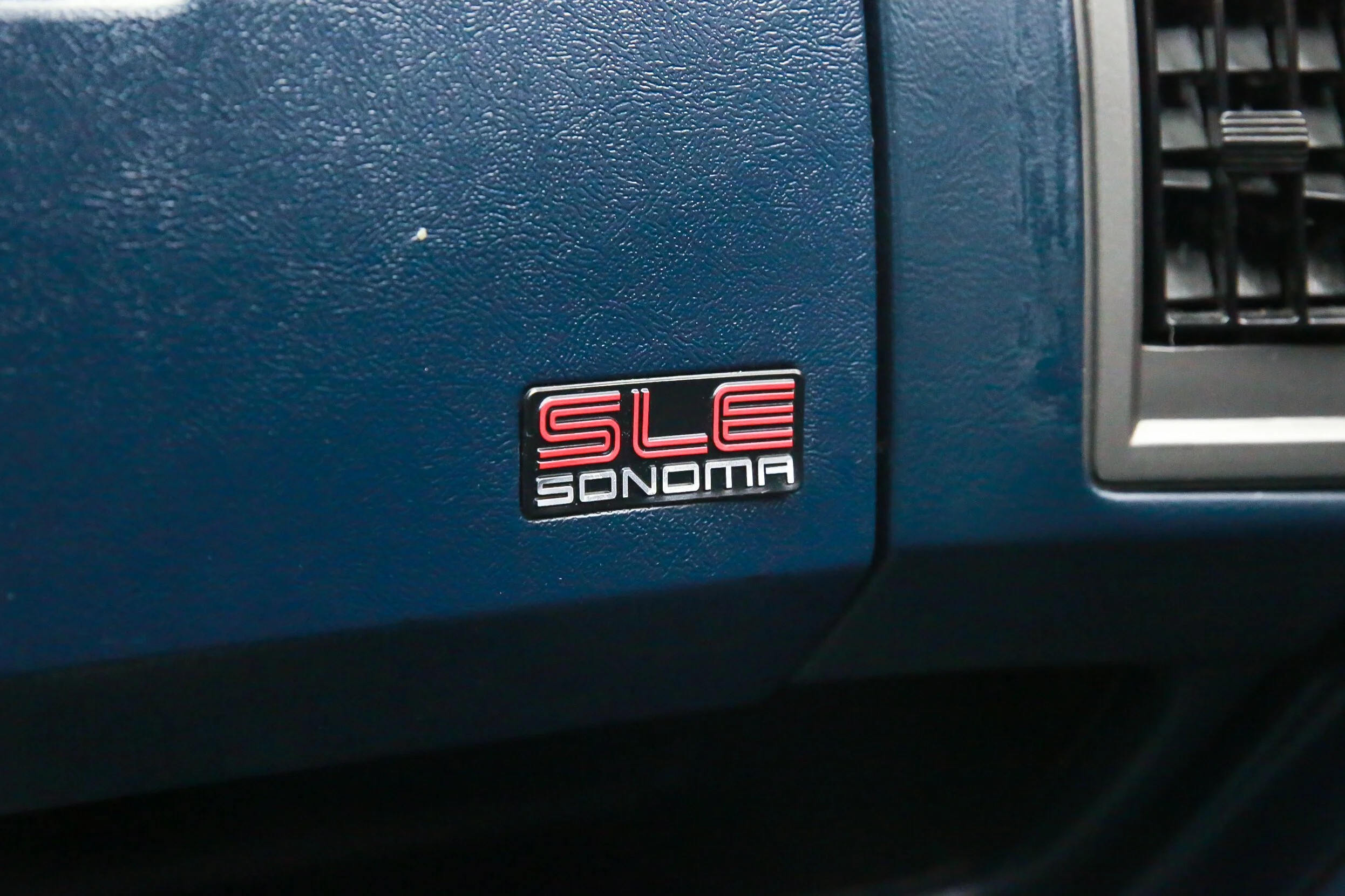 ROBERT_BASSAM_GMC_SONOMA_PICKUP_BLUE (20).jpg