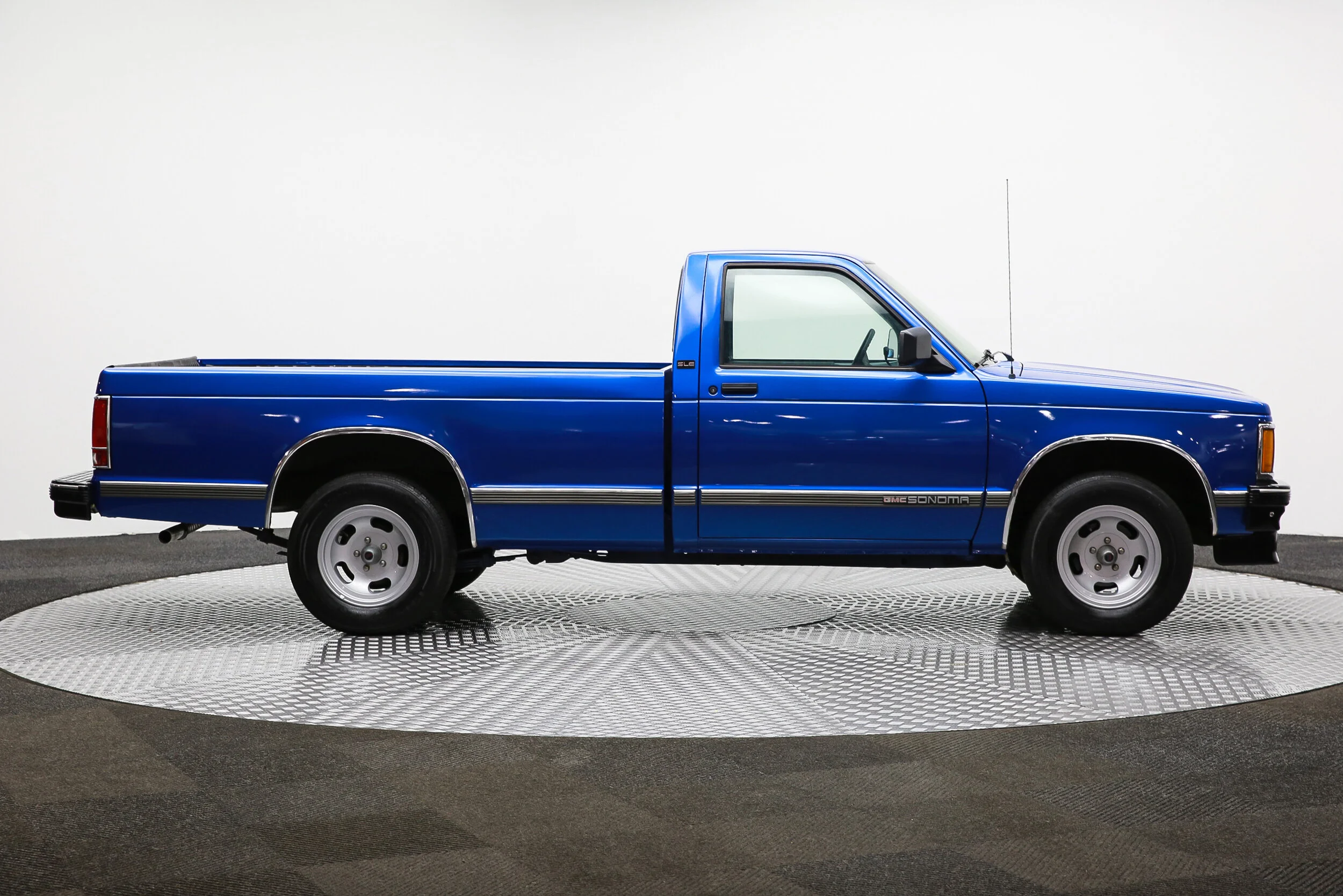 ROBERT_BASSAM_GMC_SONOMA_PICKUP_BLUE (31).jpg