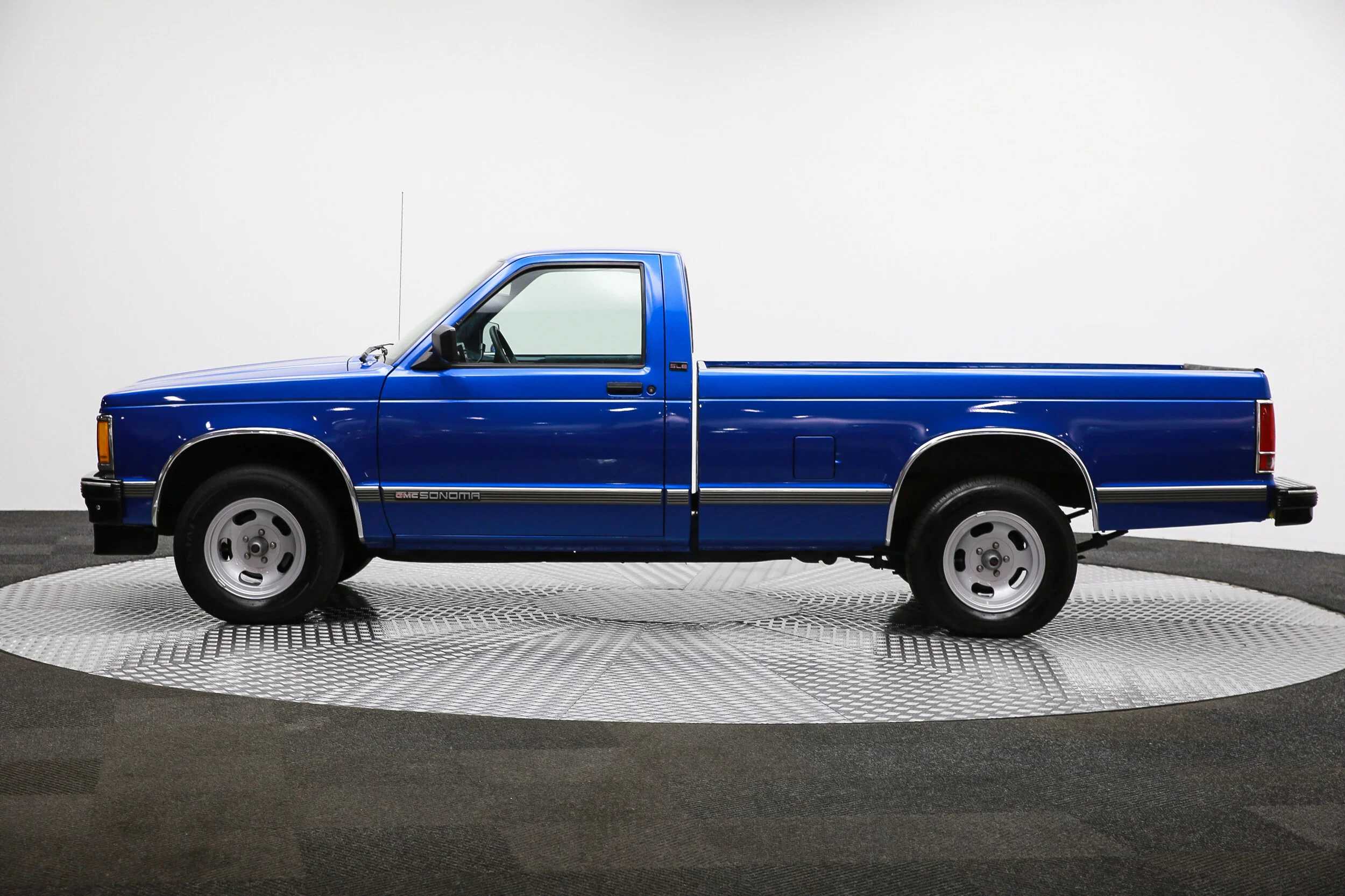ROBERT_BASSAM_GMC_SONOMA_PICKUP_BLUE (40).jpg