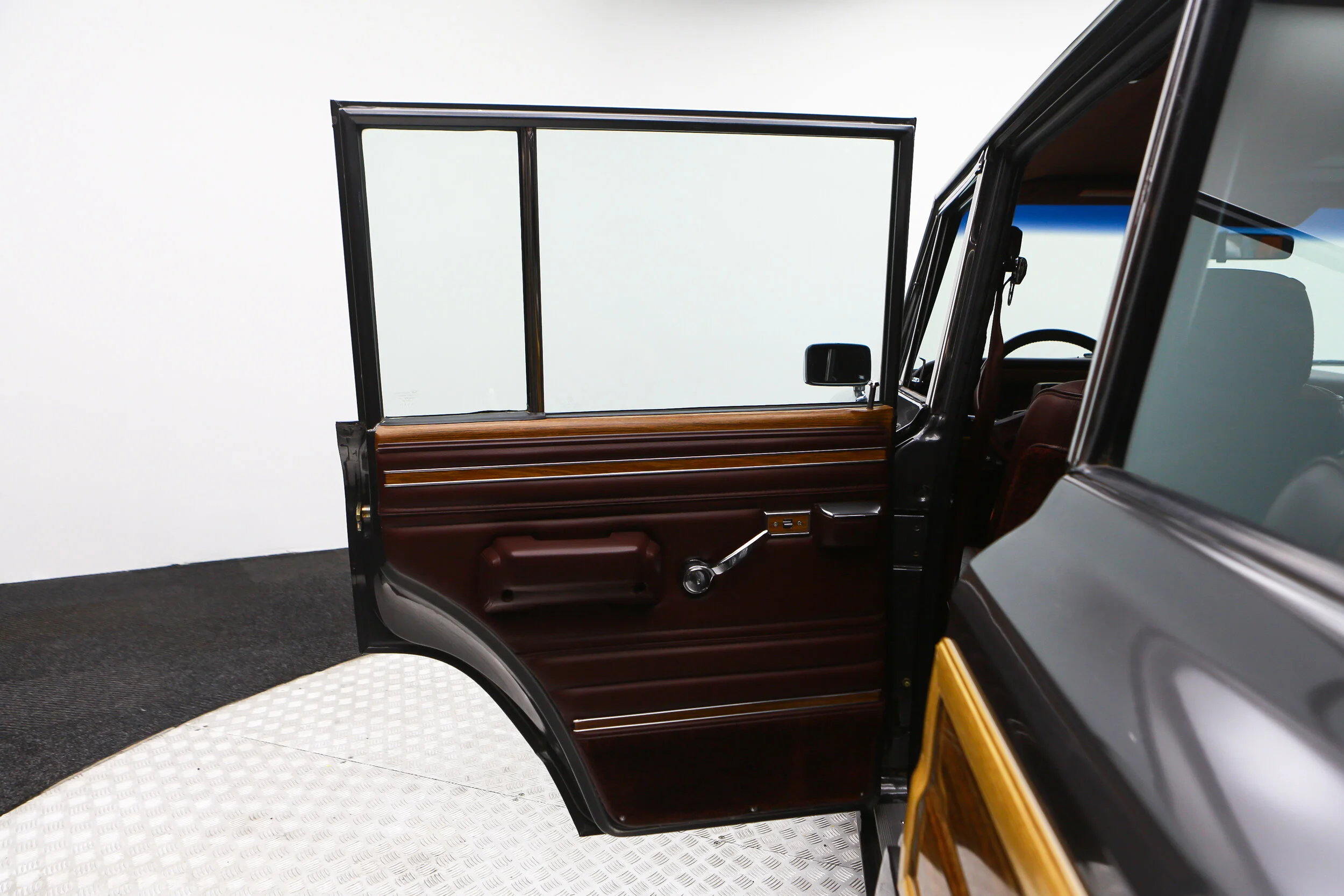ROBERT_BASSAM_JEEP_GRAND_WAGONEER_BLUE_1989 (31).jpg