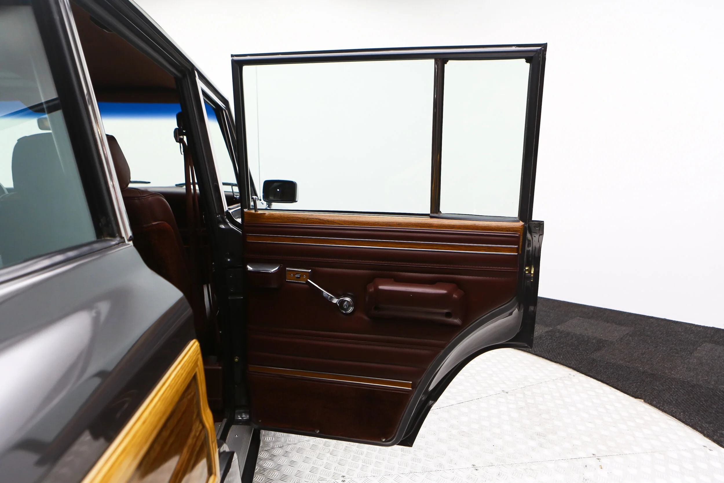 ROBERT_BASSAM_JEEP_GRAND_WAGONEER_BLUE_1989 (37).jpg
