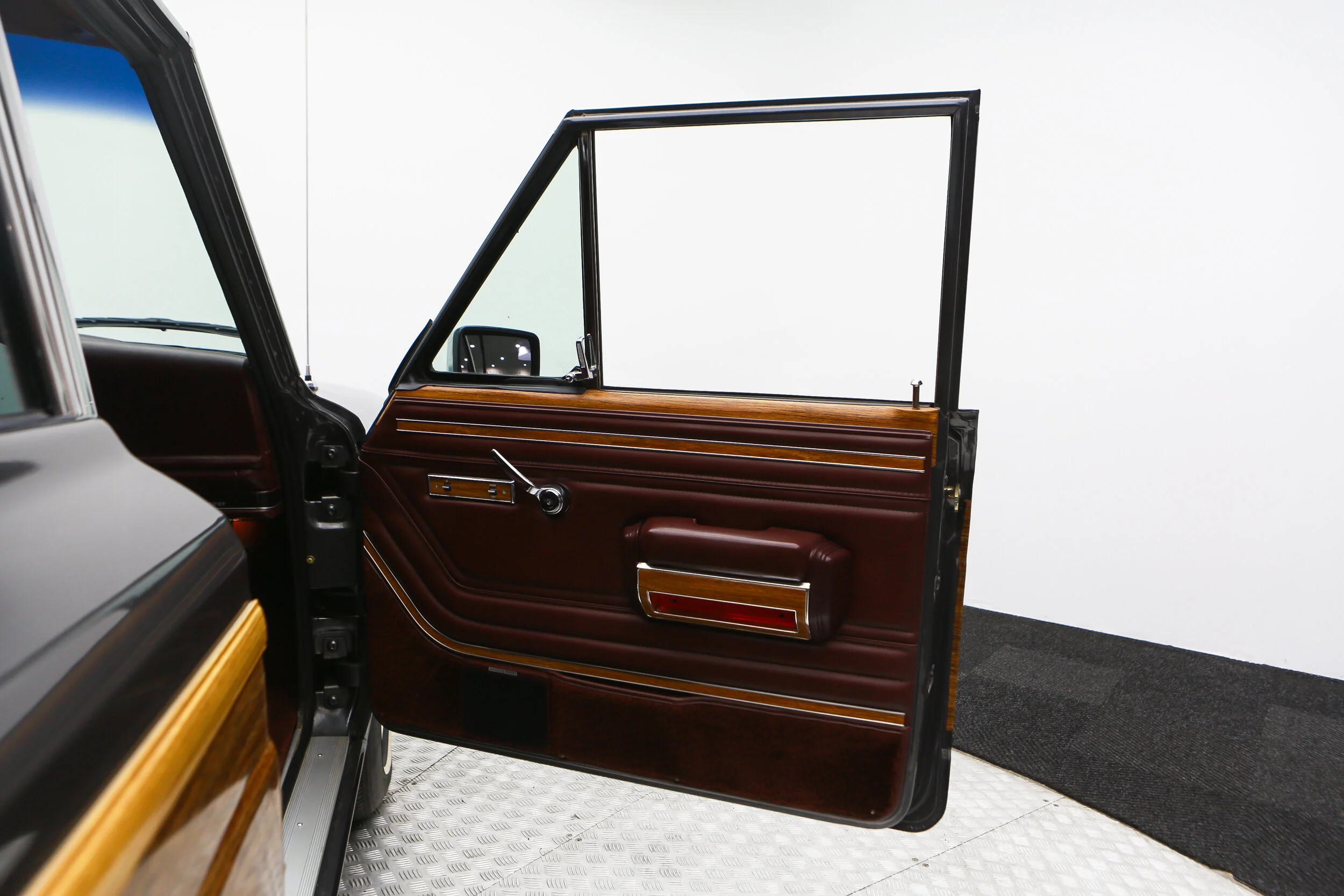 ROBERT_BASSAM_JEEP_GRAND_WAGONEER_BLUE_1989 (39).jpg