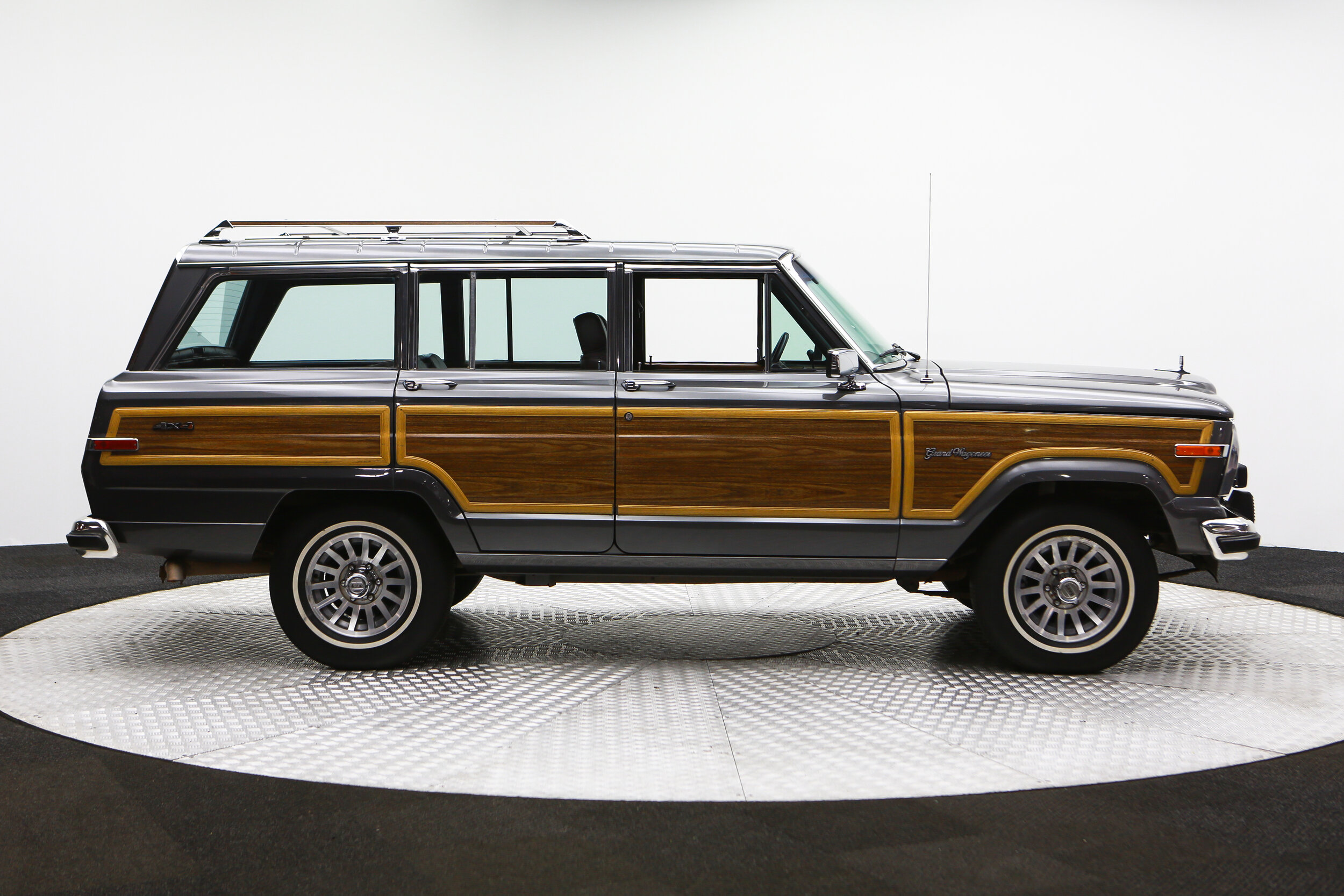 ROBERT_BASSAM_JEEP_GRAND_WAGONEER_BLUE_1989 (47).jpg
