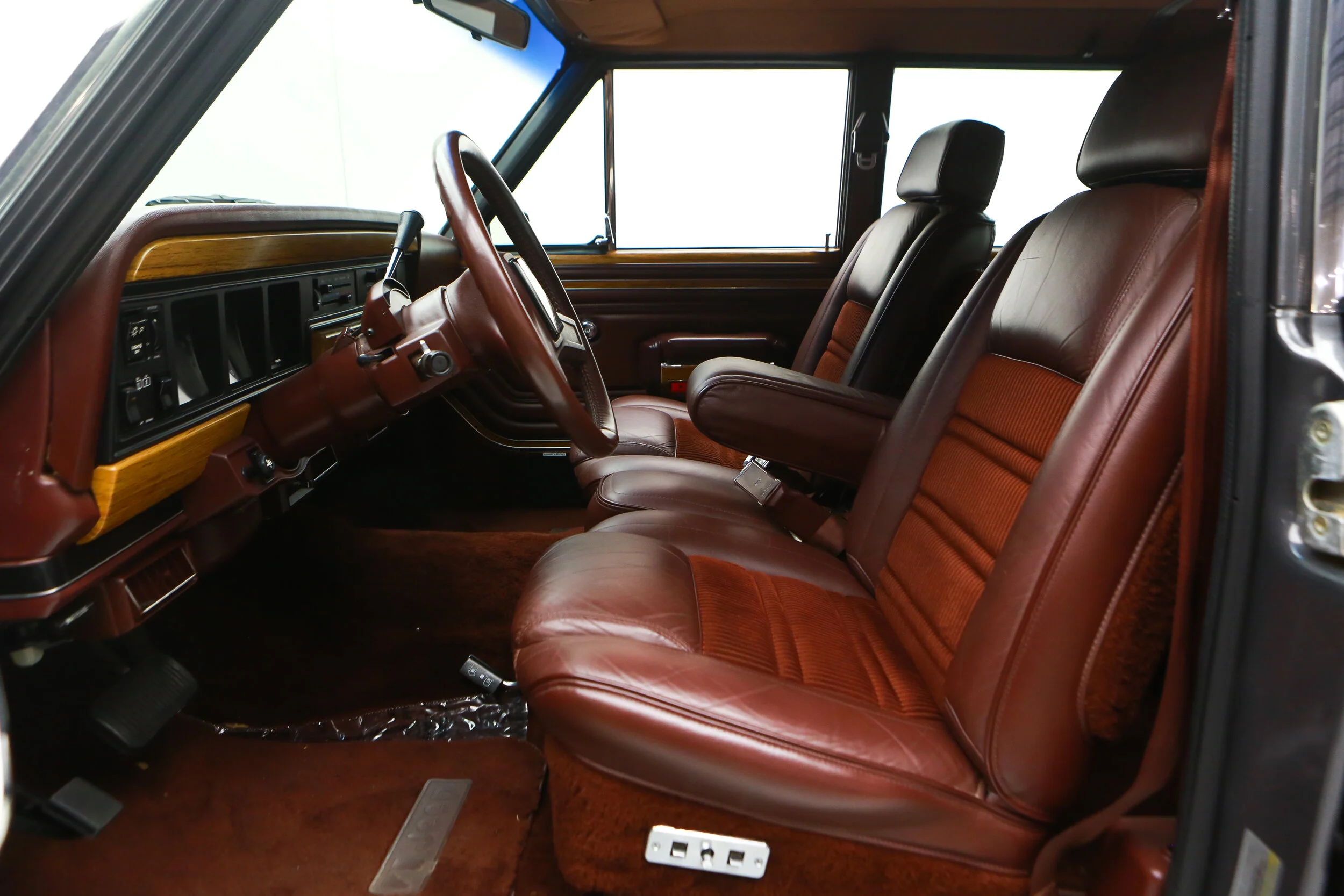 ROBERT_BASSAM_JEEP_GRAND_WAGONEER_BLUE_1989 (65).jpg