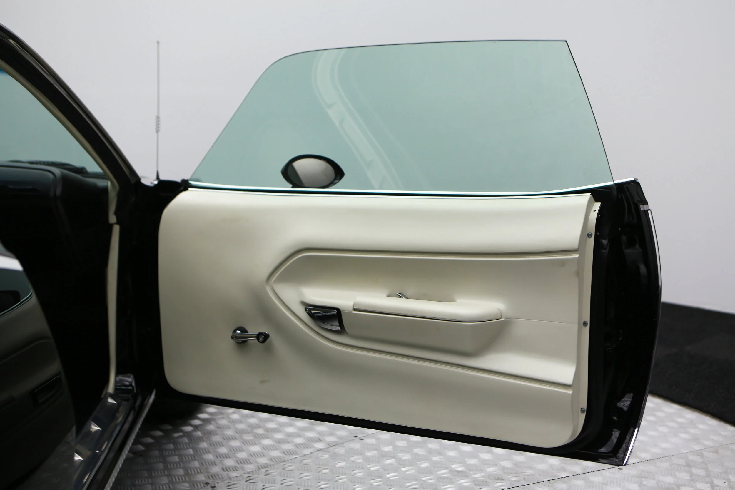 ROBERT_BASSAM_PLYMOUTH_BARACUDA_1970_BLACK (9).jpg