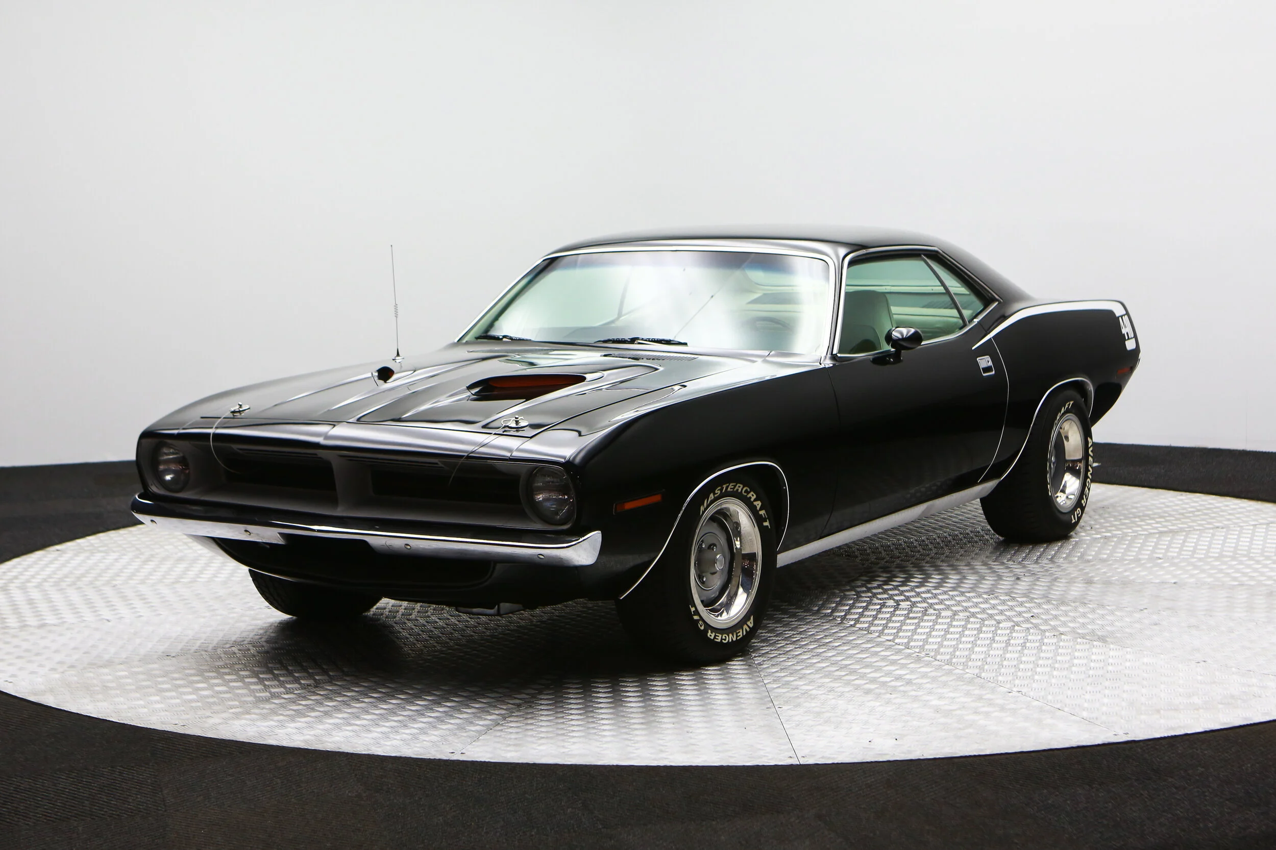 ROBERT_BASSAM_PLYMOUTH_BARACUDA_1970_BLACK (19).jpg