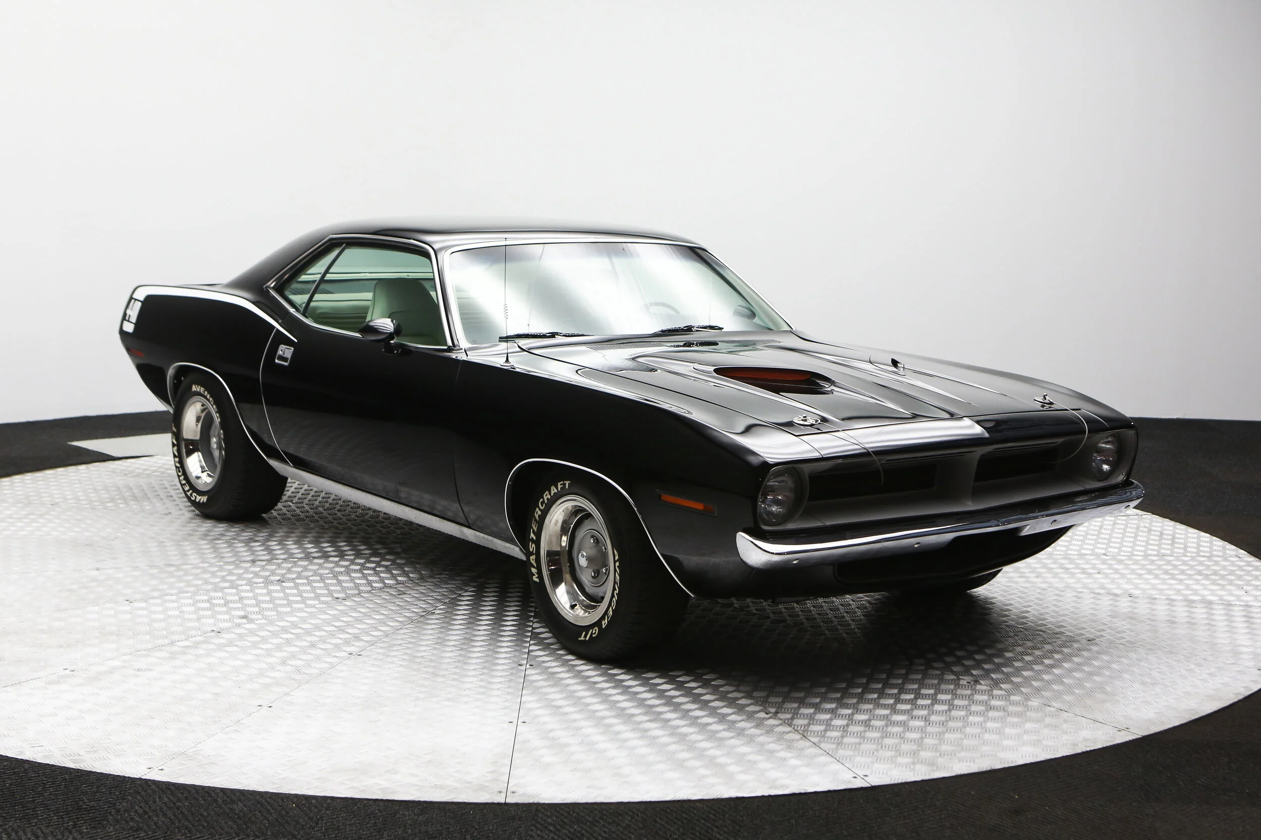 ROBERT_BASSAM_PLYMOUTH_BARACUDA_1970_BLACK (22).jpg
