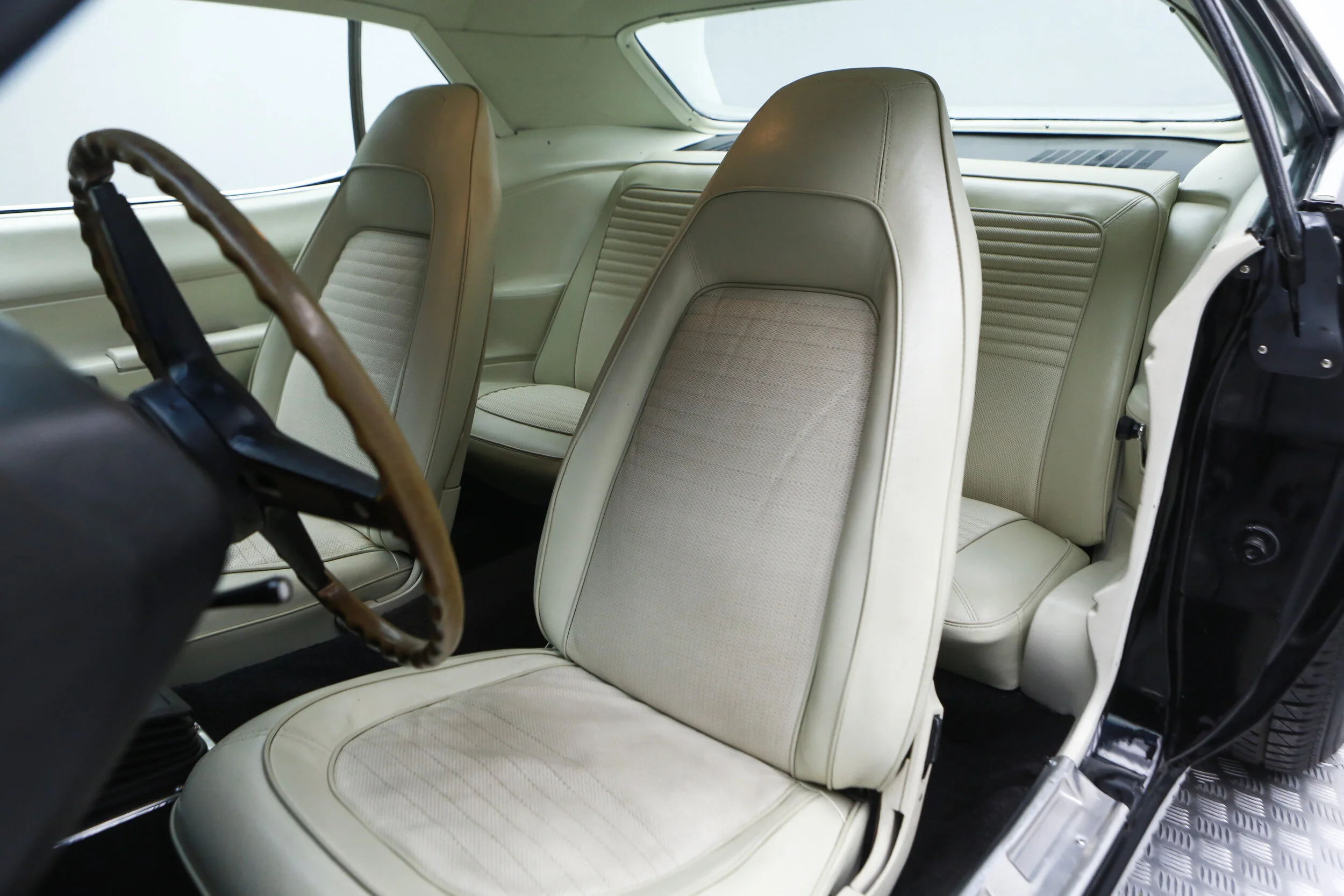 ROBERT_BASSAM_PLYMOUTH_BARACUDA_1970_BLACK (26).jpg