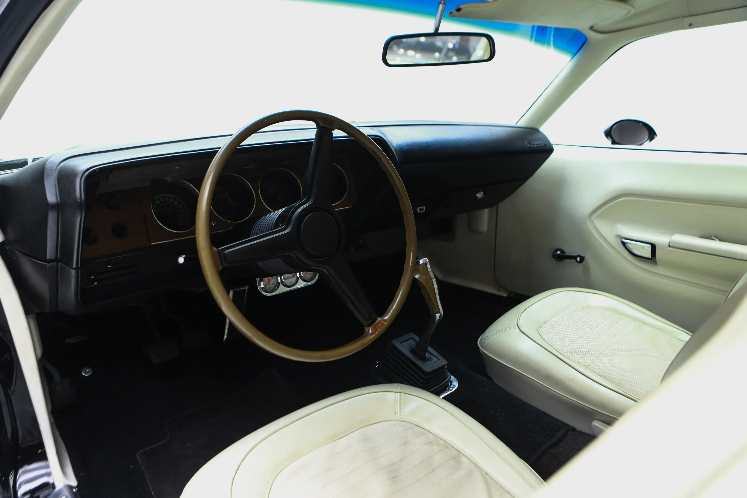 ROBERT_BASSAM_PLYMOUTH_BARACUDA_1970_BLACK (31).jpg