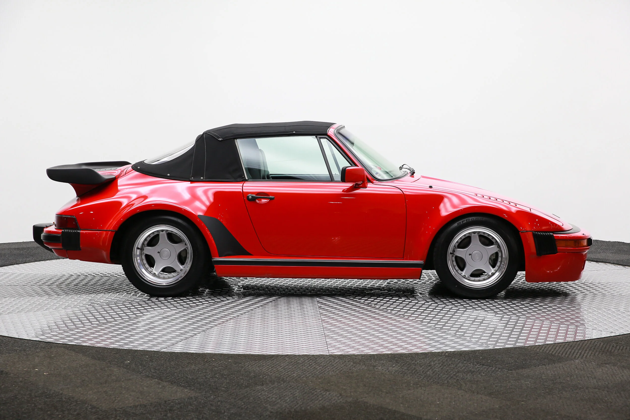 ROBERT_BASSAM_PORSCHE_911_SLANT_NOSE_1983_RED (10).jpg