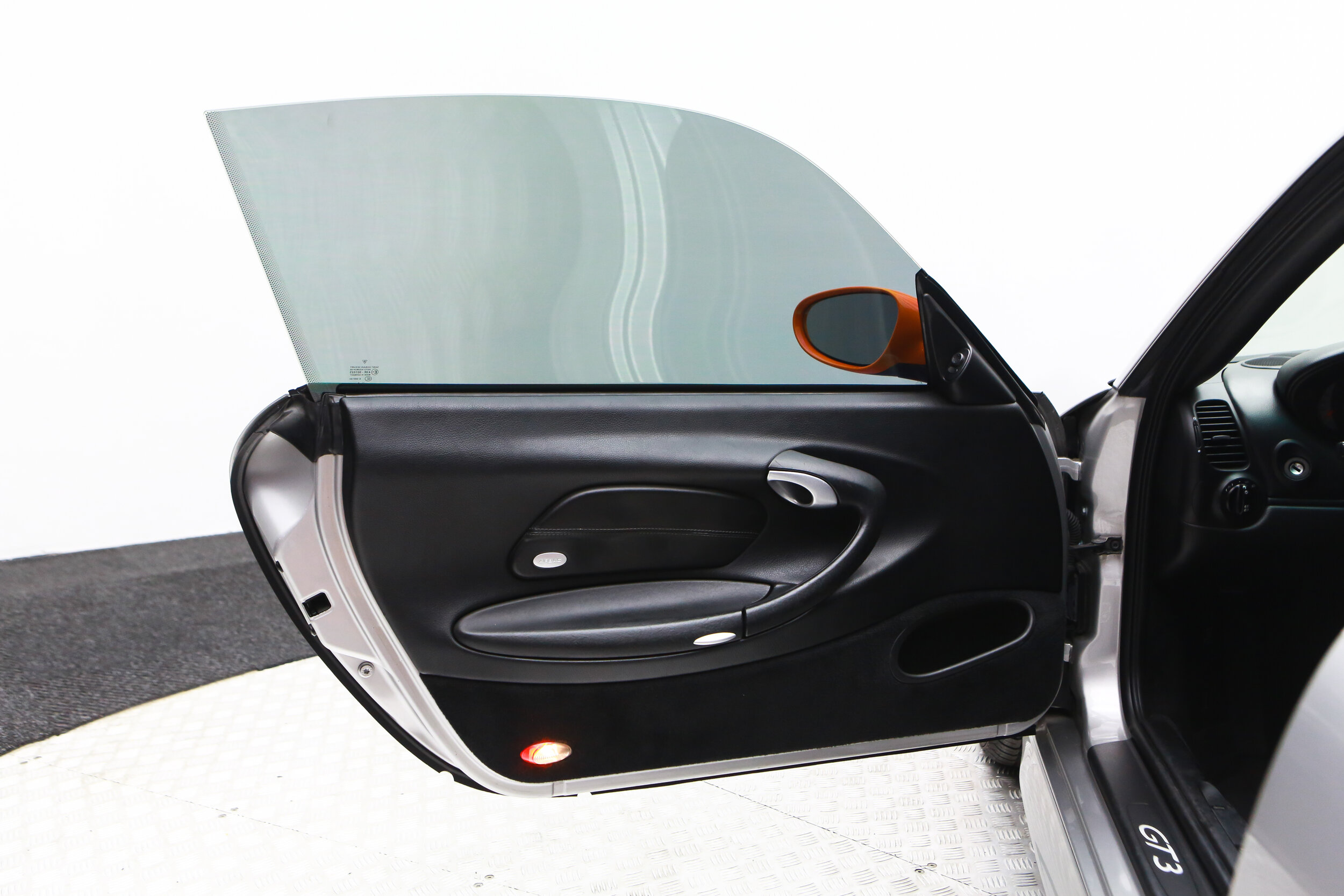 ROBERT_BASSAM_PORSCHE_GT3_2004_SILVER_ORANGE (103).jpg