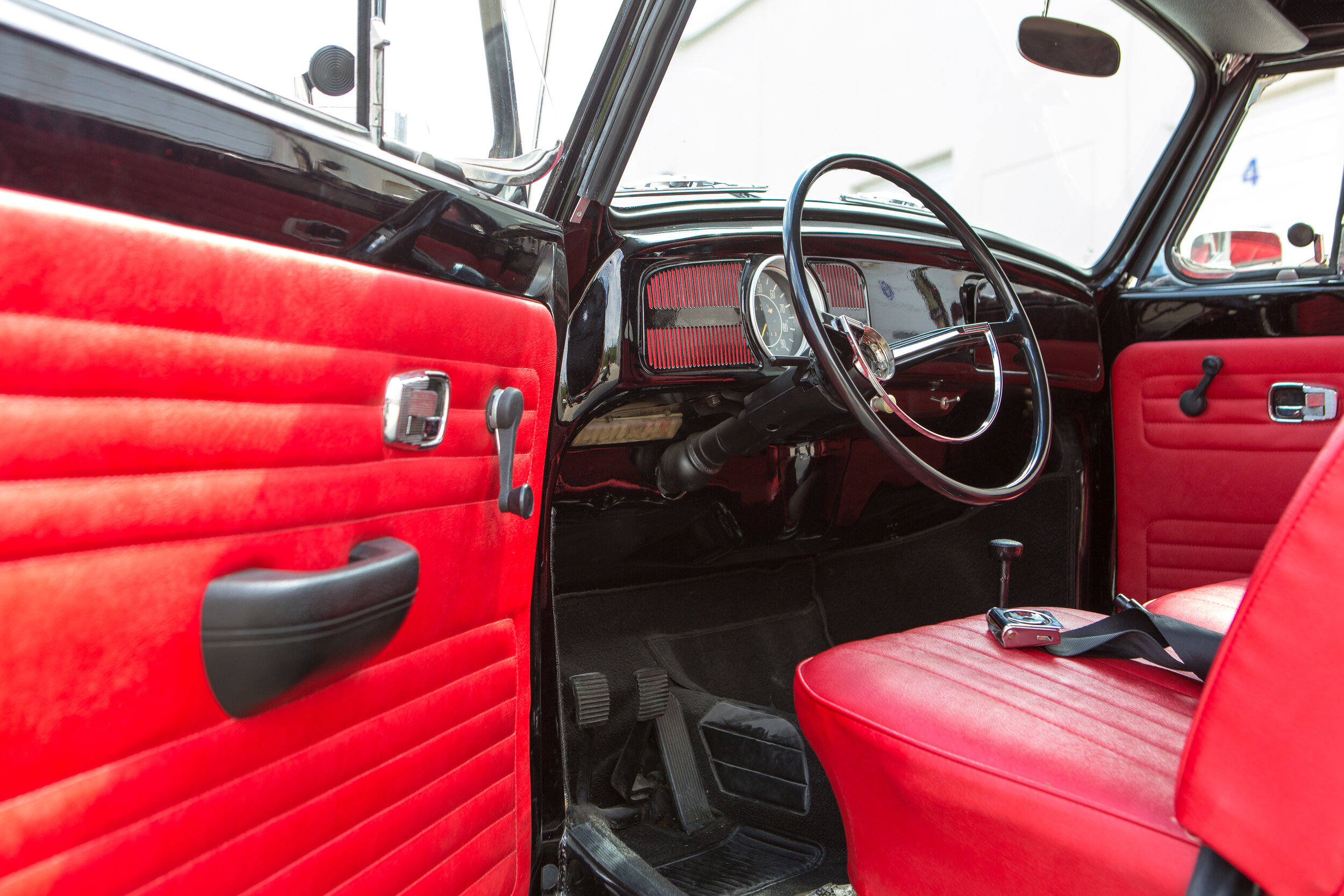 ROBERT_BASSAM_VOLSKWAGEN_BEETLE_1971_BLACK (13).jpg