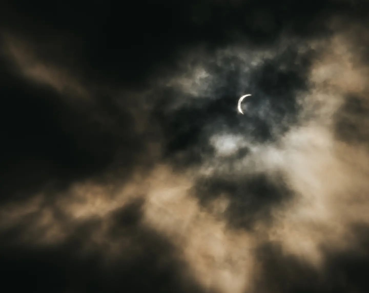 I was worried about the cloud coverage but it gives a really nice foreground.. 

#eclipse #totaleclipse #2024 #astro #astrophotography #astrology