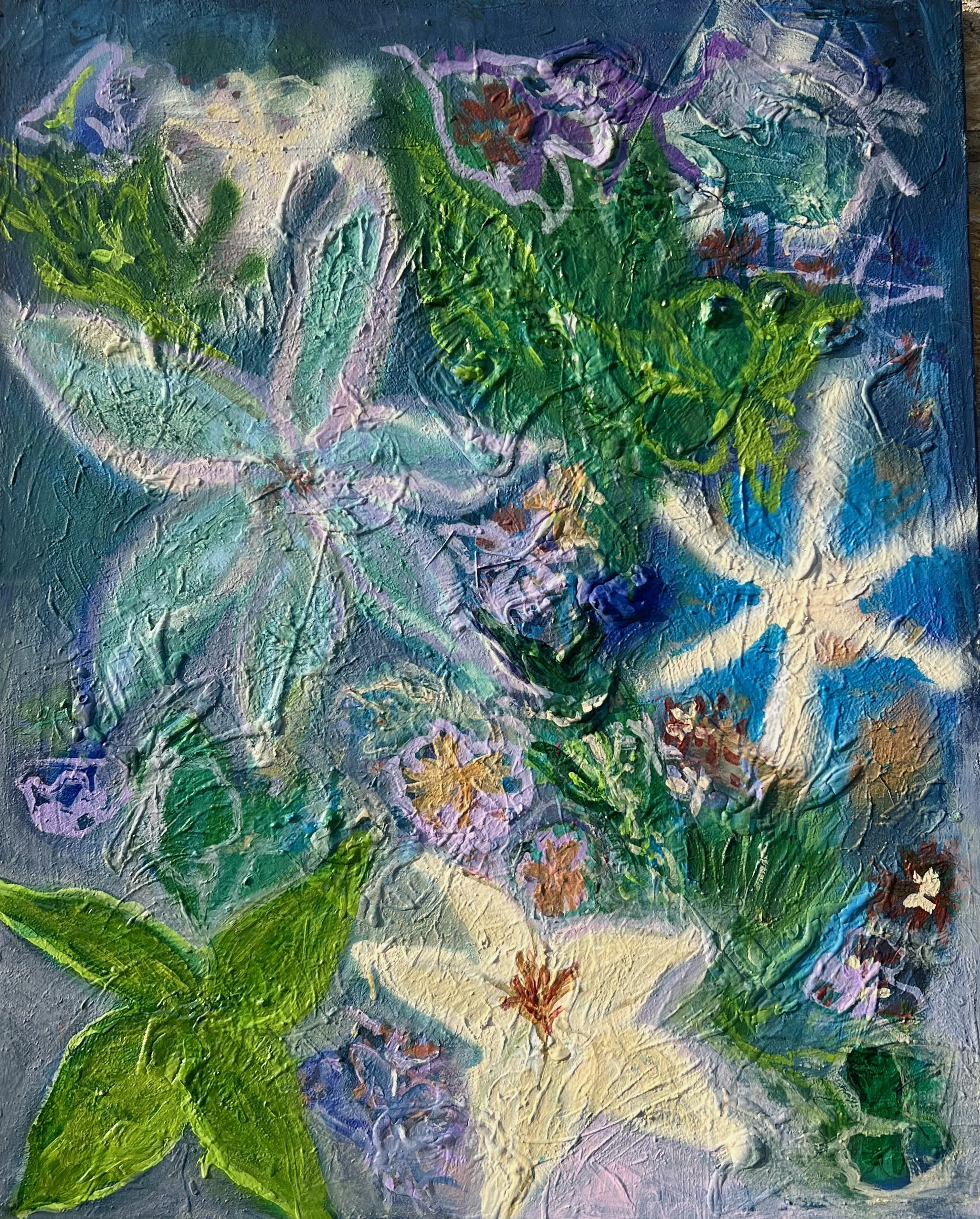 Peinture abstraite représentant des fleurs blanches avec des feuilles vertes et un fond coloré en bleu et violet.