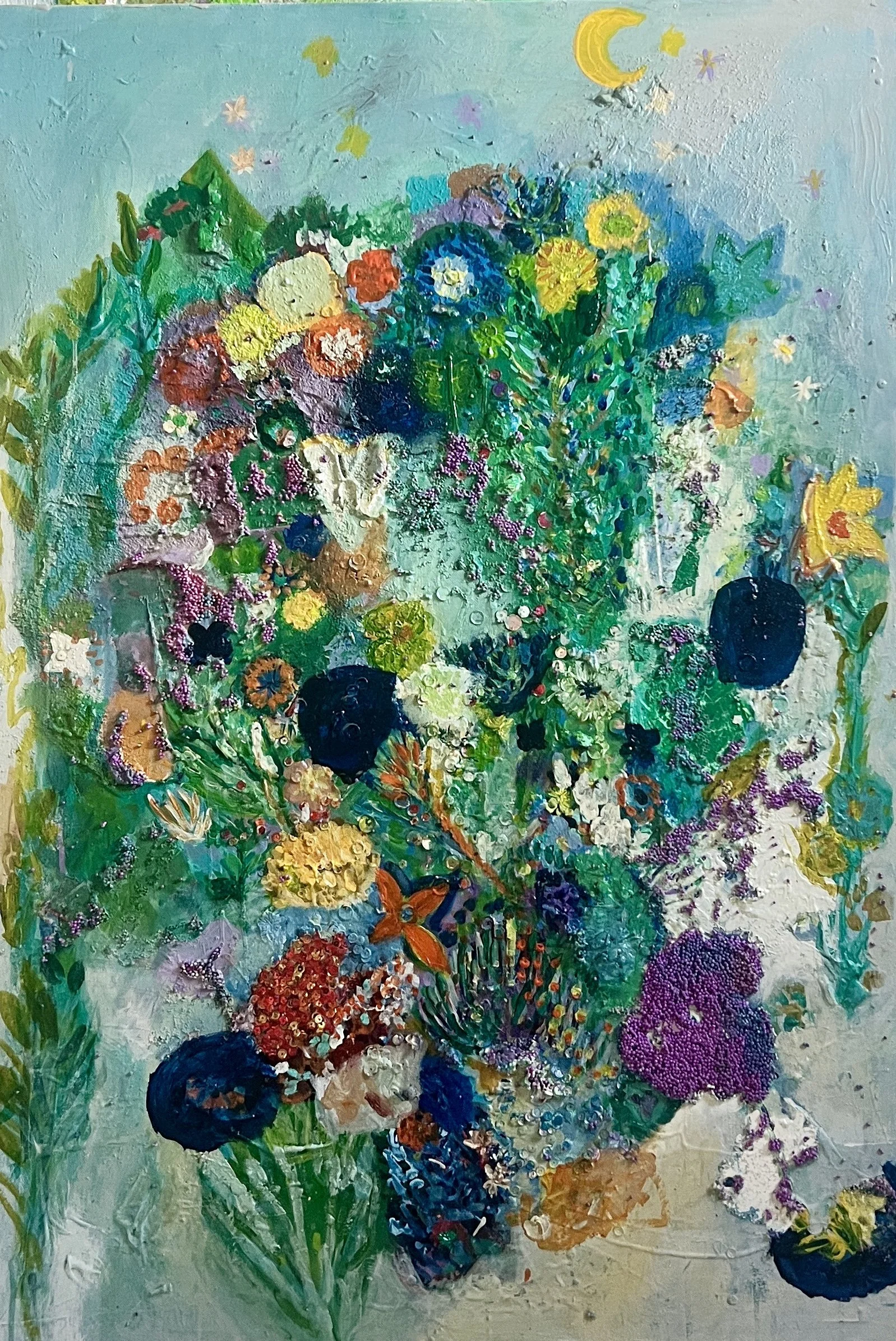 Une peinture abstraite représentant un bouquet de fleurs colorées, avec un ciel étoilé, une lune et des étoiles en arrière-plan.