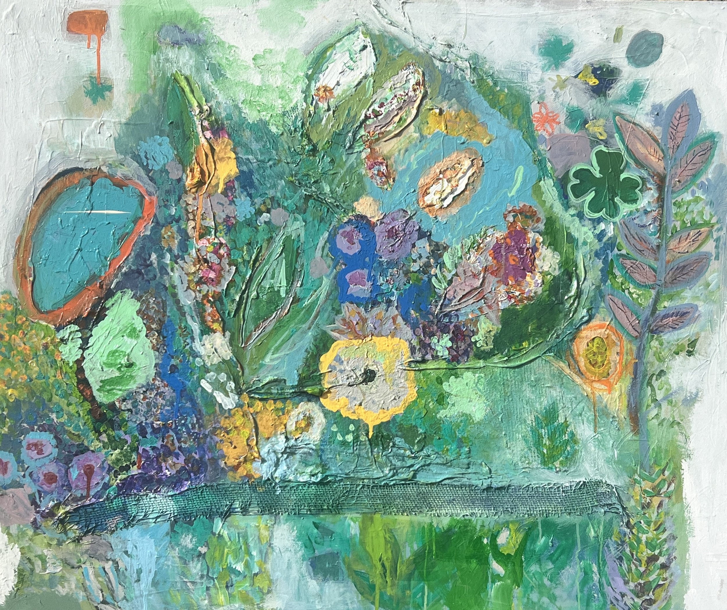 Une peinture colorée abstraite représentant des fleurs, des feuilles et des formes organiques dans des tons verts, bleus, jaunes et violet.