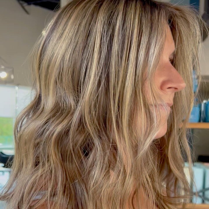 It takes✌🏼amazing stylists to get this look ✨

Color by Alex @hairbyalejandro
Cut by Natalia @planetnathair
&bull;
&bull;
&bull;
#purebeautyblisssalon #sanantoniohair #sanantoniohairstylist #sanantoniosalon #sanantoniobalayage #stoneoakhairstylist #