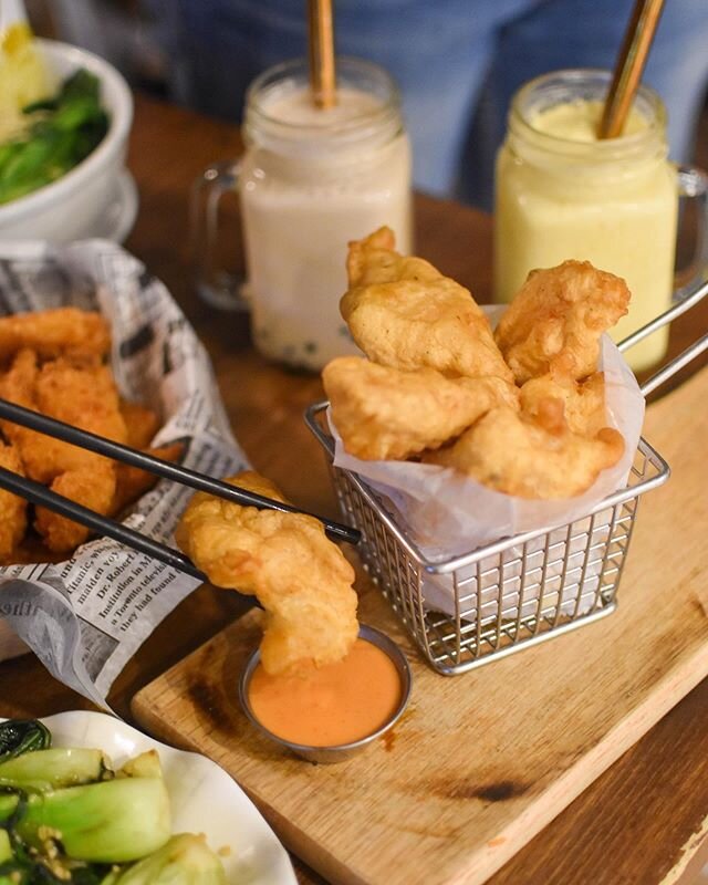 Have you tried our Asahi batted fish n chips? It&rsquo;s served w/ our signature Sriracha Aoli &amp; fries! Call 617-482-0682 to place a pick-up order or www.doublechinbos.com for delivery. Happy wknd! 🥂