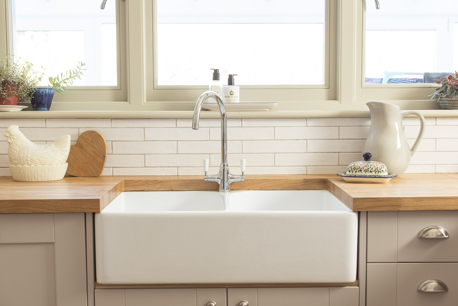 belfast sink in modern kitchen