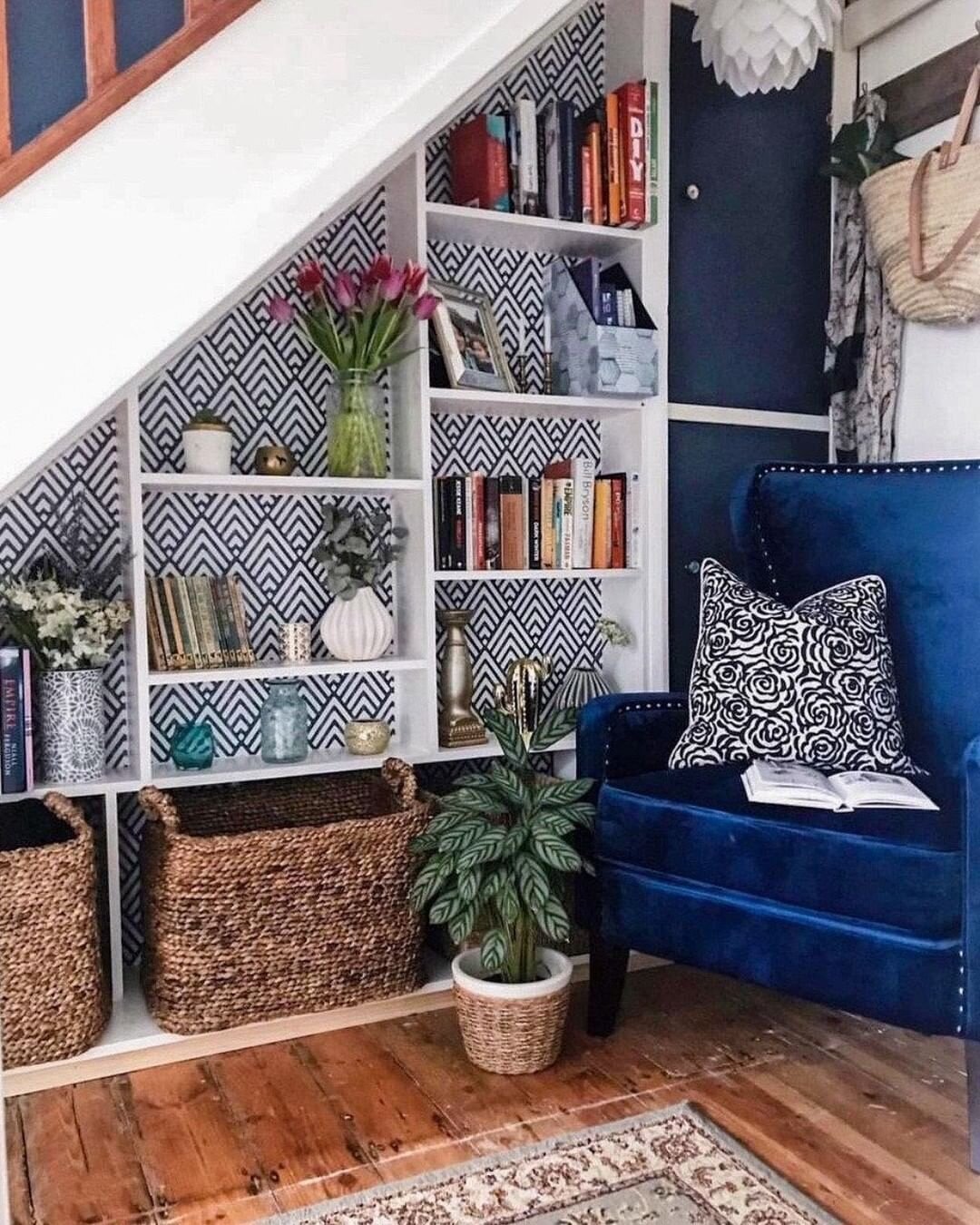 Under stair storage wall for decor and reading corner - IMAGE: @melaniejadedesign