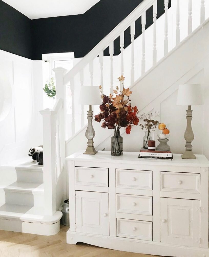 Painted stair runner with railing - image: @thehoppyhome
