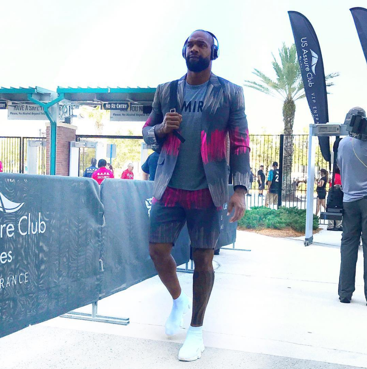 Marcedes Lewis arrives ahead of a Jags game.