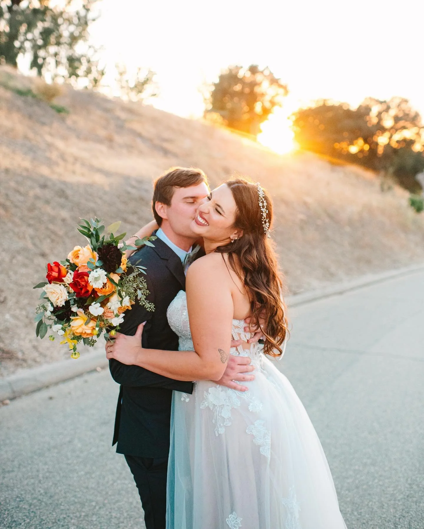 Marisa &amp; Kyle 👰🏻&zwj;♀️🌿🍷🌞🪵💗💍✨

(associate shot for @somewherestudiosphotography)
