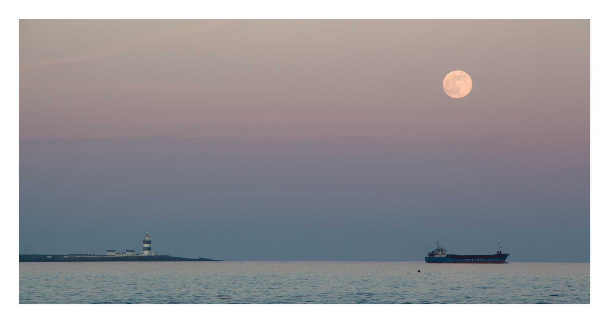 Snap across the water at Hook head light house. I had planned to catch the moon as it rose behind the lighthosue but the hase obsecured it completly 