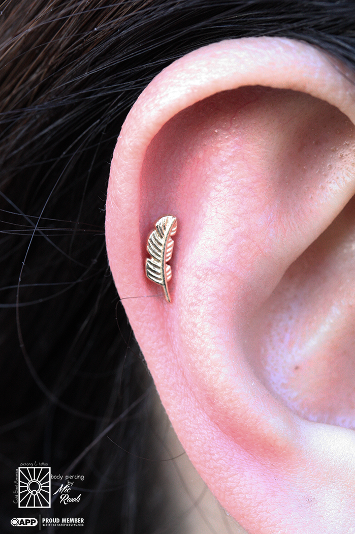 New helix piercing for this lovely young lady! We’re glad these solid gold feathers from Body Vision Los Angeles are still so popular, because we think they look so darn cute!