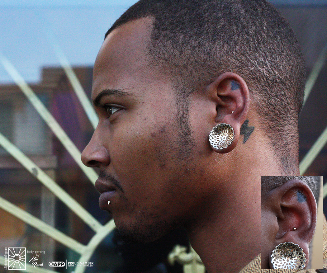 We love how “sneaky” this fresh conch piercing is! One of the really fun things about working with so many different anatomies, is that our clients have so many options when it comes to what look they want from their piercings. 12g implant-grade steel barbell topped with a solid 18k Yellow Gold bead from Anatometal.